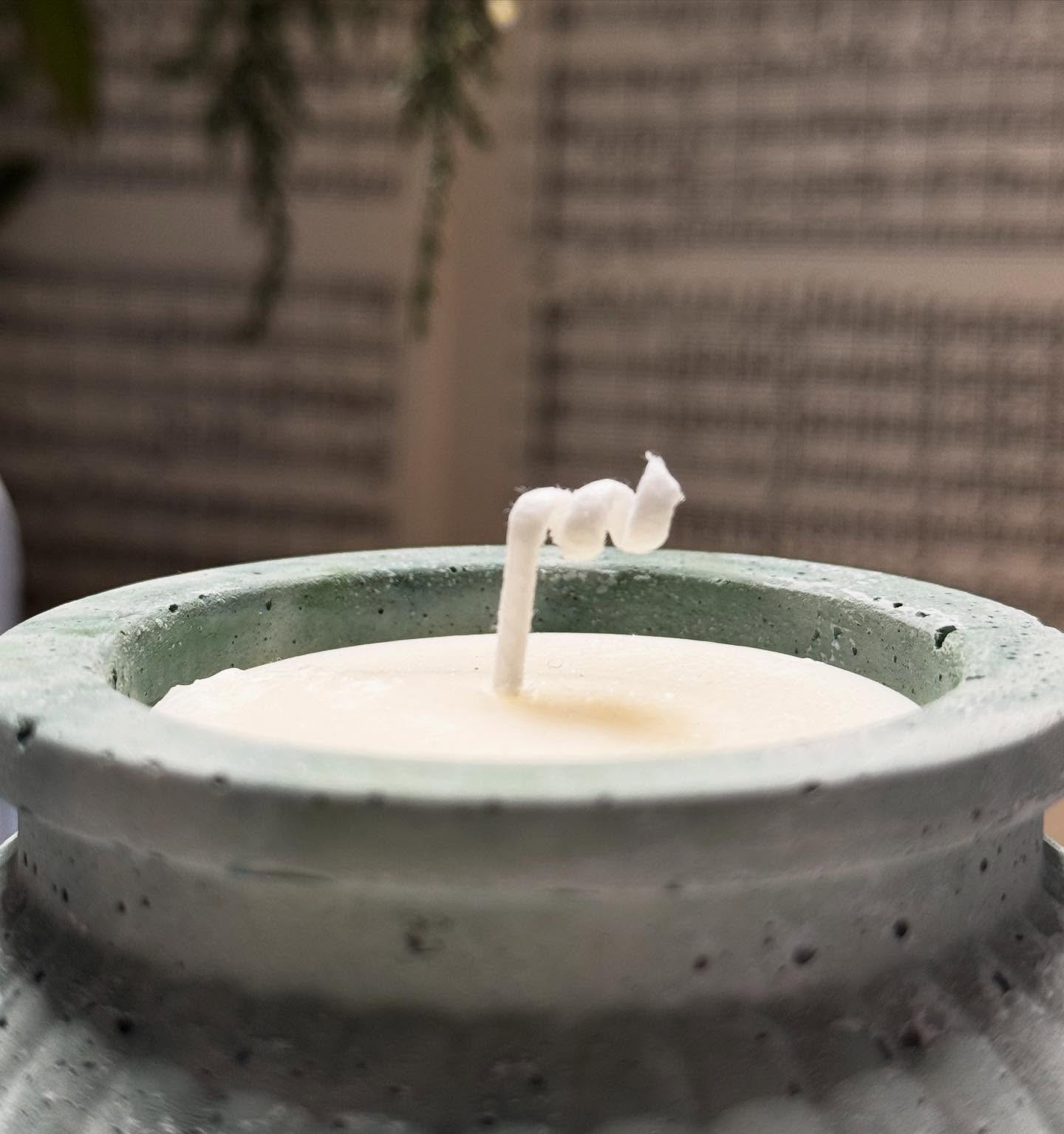 La Signature.
Cédric pense même aux petits détails pour présenter ses œuvres!
#bougie #candle #handmade #paris #france #beton #unique