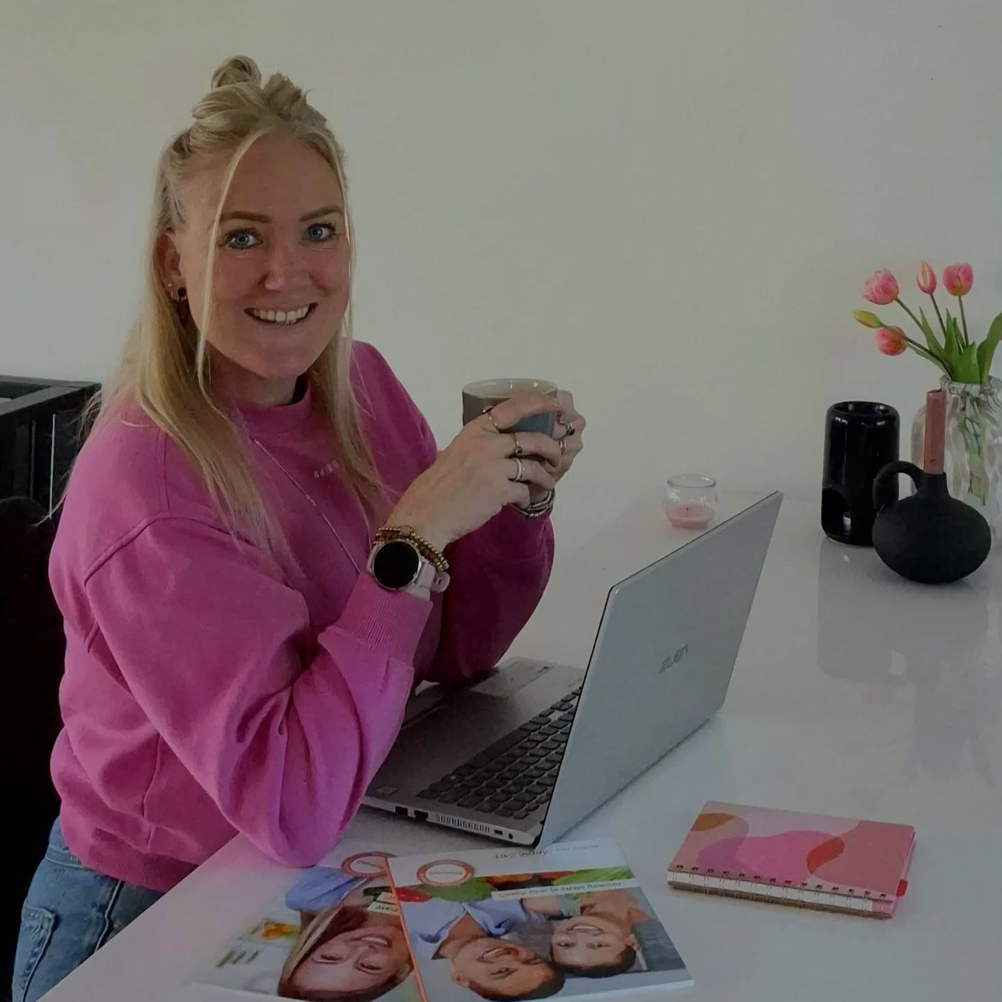 Mijn naam is Wendy Baaima, ik ben 38 jaar oud en woon in Maasland samen met mijn vriend en 2 zoontjes.
Als iemand met een passie voor gezondheid, sport, voeding en persoonlijke ontwikkeling, zie ik het als mijn missie om mensen te ondersteunen bij het creëren van een duurzame en gezonde levensstijl.
Tijdens mijn opleiding tot gewichtsconsulent heb ik niet alleen de nodige kennis opgedaan over voeding, lichaamsbeweging en gedragsverandering, maar ook geleerd hoe belangrijk het is om een persoonlijke aanpak te hanteren. Geen enkel lichaam of leven is hetzelfde, en ik streef ernaar om cliënten op een empathische en motiverende manier te begeleiden naar hun doelen.
Voor Fit & Slank zal ik zowel personal coaching als groepscursussen gaan verzorgen bij LIV verloskundige praktijk in Maassluis en Vlaardingen op de maandag en dinsdagavond. Ik ben ervan overtuigd dat mijn betrokkenheid, analytisch vermogen en enthousiasme perfect aansluiten bij de waarden van Fit & Slank. Daarnaast beschik ik over ervaring in het opbouwen van vertrouwelijke relaties en het motiveren van mensen, wat ik zie als een onmisbaar aspect in het werk als gewichtsconsulent.
Uiteraard kan dit ook als je zwanger bent en gezonde leefstijl wil behouden maar ook als je bevallen bent!
De eerstvolgende cursussen zullen 3 Maart op locatie Vlaardingen plaatsvinden van 19.45u tot 20.30u en
4 Maart op locatie Maassluis van 19.45u tot 20.30u
Ook zijn is het mogelijk om personal coaching te krijgen.
Laten we er samen voor gaan om de beste versie van jezelf te worden en alles eruit te halen wat mogelijk is!
Kijk op mijn site voor meer informatie of om je aan te melden! Heb je vragen bel mij of stuur mij een mail/app.
https://www.fitenslank.nl/coaches/wendy-baaima.html