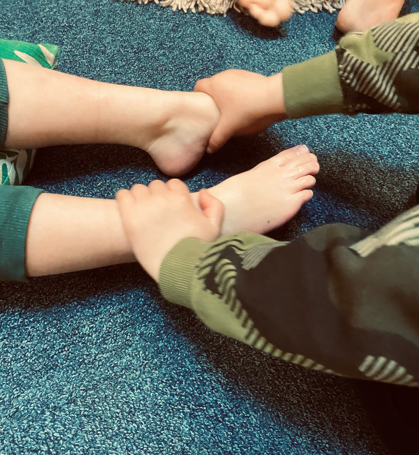 Did you know of the many benefits of reflexology for children and babies? It’s such a gentle, and natural way to support them and nurture their emotional wellbeing. It’s also an easy way to create comforting routines at home or a childcare setting.
This week I had the absolute pleasure of sharing reflexology with the @casterton_nursery children and staff. Jo invited me along to talk about reflexology and show how relaxing it can be for little ones. The children embraced the opportunity to have a mini treatment from me or practise on each other. It was so lovely to see how at ease they were with helping each other to relax and try something completely new, they were all aware of how important it is to relax and look after ourselves. How empowering to begin to foster this at such a young age!!
Thank you again to Jo and the team for inviting me to the nursery, check their page for more photos and to see all the lovely things they get up to!
#reflexologyforchildren #reflexologyforbabies #relaxationforchildren #relaxationforbabies #reflexologystamford #reflexology👣 #reflexologybenefits #reflexologytherapy