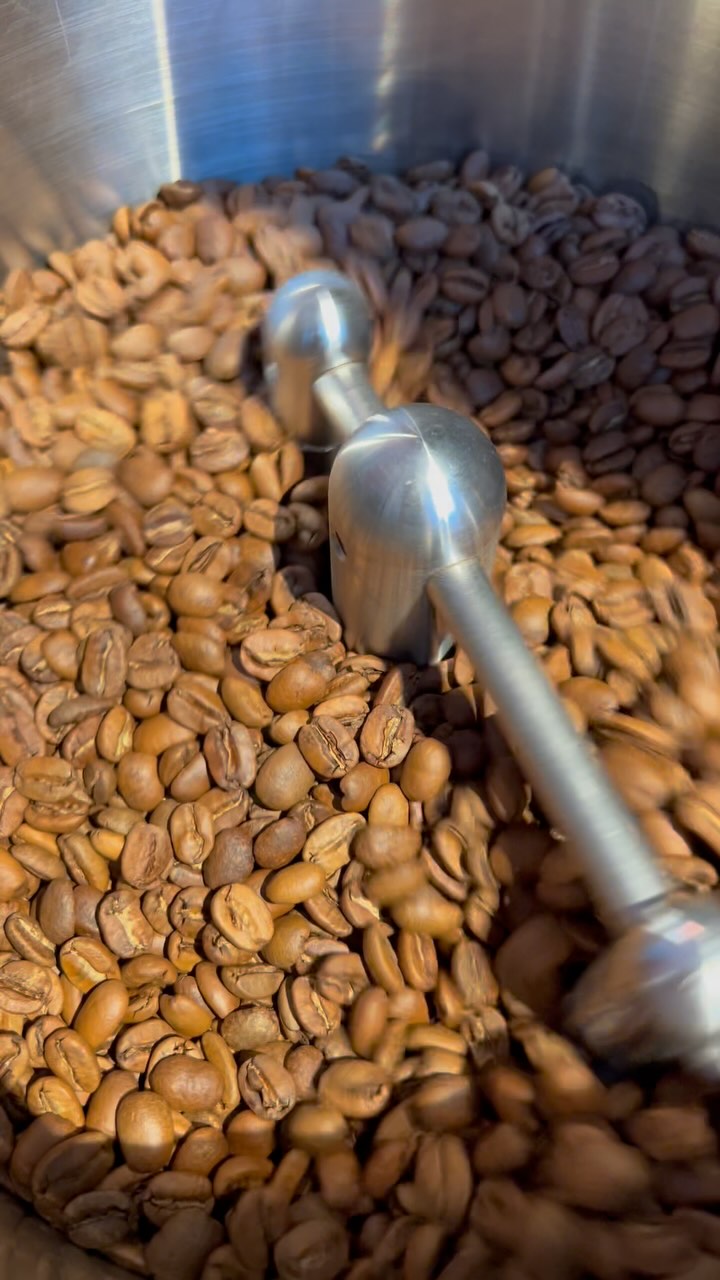 Stronghold! Kafferosten som ger dig full kontroll över din rostning tack vare sina tre värmekällor! I veckan var Håkan förbi för att rosta, brygga och dricka!
@stronghold_roasters
.
.
.
.
.
.
.
.
.
.
.
.
.
.
.
#lineamicra #lamarzoccohome #coffee #homebarista #rrebelworks #specialtycoffee #specialkaffe #handmadeinflorence #rrebel #lamarzocco #hökarängen #stronghold #cofferoasting