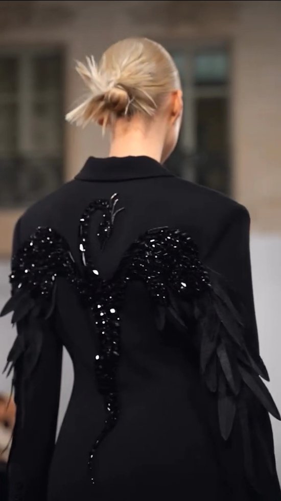 🎋 Mardi 28 janvier 2025
@placevendome.fr @yaninacouture #PrintempsÉté2025