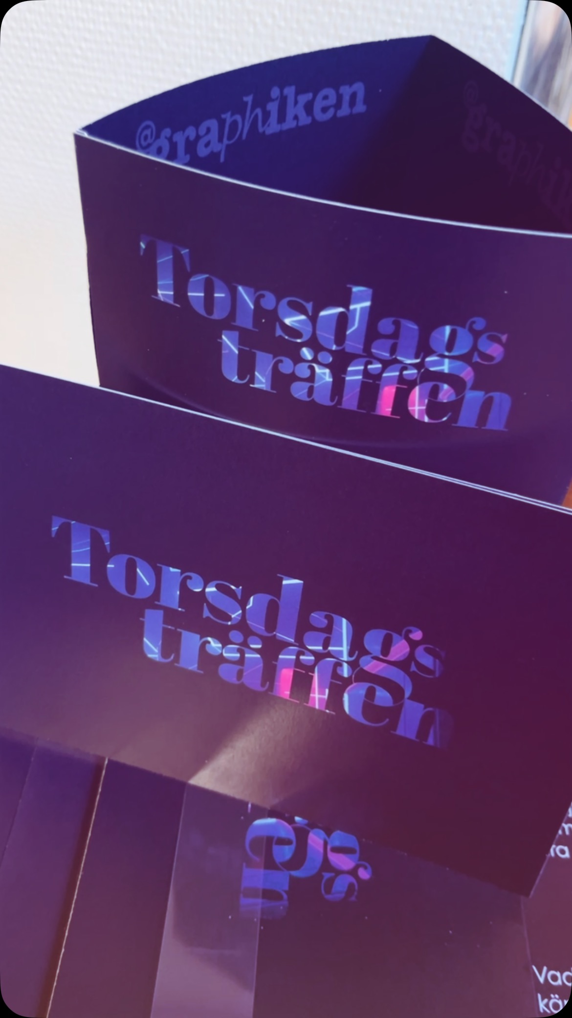 Whoop whooop 🤩 Förbereder trycksakerna till @torsdagstraffen_malmo #talarkort #bordspratare #namnlappar är på G!