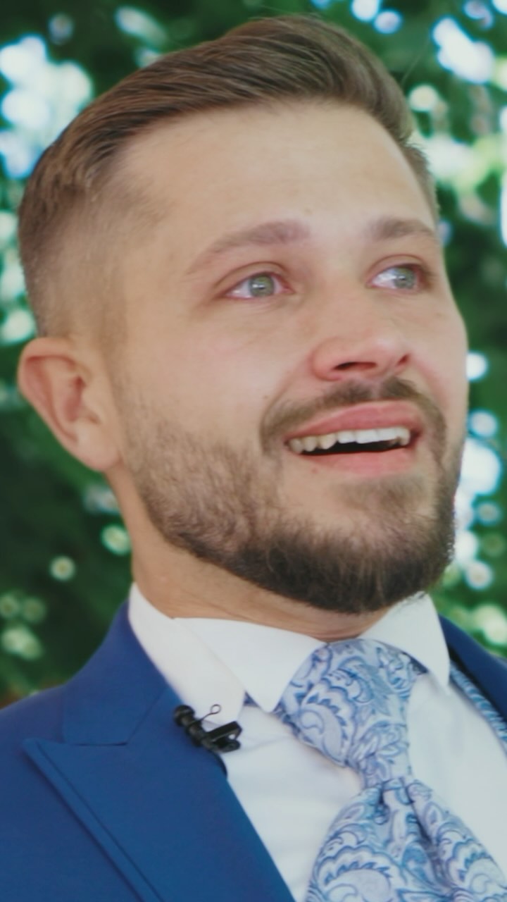 “Der Moment, in dem die Braut einzieht – pure Magie. ✨
Die Welt scheint für einen kurzen Moment stillzustehen, wenn der Bräutigam seine Braut zum ersten Mal sieht. Sein Blick voller Staunen, Freude und manchmal sogar ein paar Tränen. Ein tiefes Einatmen, ein Lächeln, das immer breiter wird – und dann dieser Ausdruck, der sagt: Das ist sie. Meine Zukunft.
Genau solche Augenblicke machen freie Trauungen so besonders. Ohne Hektik, ohne Zeitdruck – nur echte Emotionen, mitten im Moment. 💛”
#weddingvows
#hochzeit #hochzeitskleid #freietrauung #wittenhohenstein #brauteinzug #hochzeitsmomente #liebe