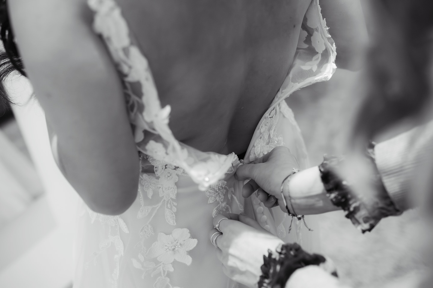 —————————————————————
💄✨ Getting Ready – Der perfekte Start in euren großen Tag! 🌸
Das Getting Ready ist mehr als nur Vorbereitung – es ist der Moment, in dem die Vorfreude spürbar wird. Egal ob im Kreise deiner Liebsten, mit deinem Partner oder alleine in Ruhe: Dieser Teil des Tages ist voller kleiner, emotionaler Augenblicke.