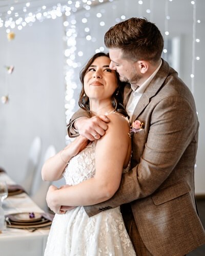 ✨ Portfolio Day 5.0 – Lilac Elegance ✨
Ein unvergesslicher Tag voller Kreativität, Eleganz und einzigartiger Momente! 💜 Ein riesiges Dankeschön an all die talentierten Dienstleister, die dieses Event zu etwas ganz Besonderem gemacht haben. Und natürlich an unser wundervolles Brautpaar Sema & Michael, die mit ihrer Ausstrahlung und Liebe diesen Tag perfekt gemacht haben!
📍 Location: @spicemarket_eventlocation
🌿 Dekoration: @rahsandekoration
💐 Brautstrauß: @weddingflowersbyrahsan
💎 Brautschmuck: @schmuck.bluete
📸 Planung & Fotografie: @rahsandekoration @funkel.foto
💄 Styling & Beauty: @vamelibeauty
🍸 Dessert & Cocktails& Fingerfood @mooncatering.art
🥂 Fingerfood: @galenfeinkost
🎂 Torte: @ina_iuras
👰 Brautkleider: @helenweddingantalya
🖥 Webdesign, Branding & Social Media (u. a. Papeterie & Gastgeschenke): @nalusocial
📸Fotografie @lebfreier.photography 👰♂️🤵Brautpaar @semayksl_ Sema& Michael
💍✨ Danke an euch alle, dass ihr diesen Tag mit eurer Kunst und eurem Talent bereichert habt! ❤️
#PortfolioDay #LilacElegance #SemaUndMichael #StyledShooting #WeddingInspiration #EventDesign #Hochzeitsfotografie #Hochzeitsplanung #dreamteam✨