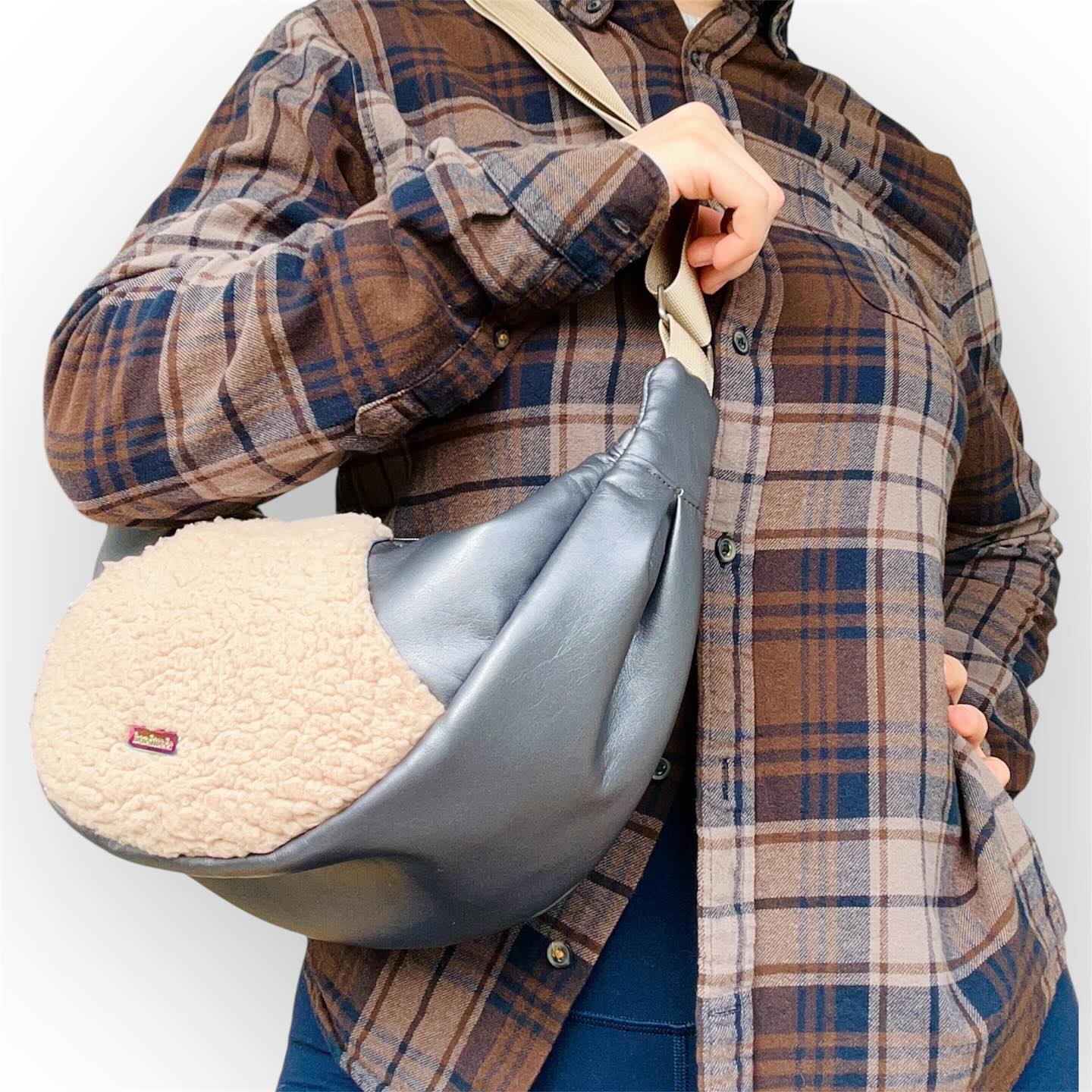 Das ist eine neue Kreation des Taschenmodells LUNA🌙. Das Besondere an der Tasche ist die Kombination aus Teddystoff🧸 und glänzendem✨ Kunstleder🤩.
🛍️Sie ist jetzt auf ✨manudesign.ch✨ zu haben, solange der Vorrat reicht🤗
#manudesign #handmade #smallbusiness #smallbusinessowner #smallbusinesssupport #bagslover #handarbeit #schweiz #switzerland🇨🇭 #swissmade #swisshandmade #pratteln #selfdesign #womansmallbusinessowner #umhängetasche #bauchtasche #bellybag # #selbstgemacht #prettybag #prettybags #coolbag #bagforwomen #bagformen #unikat #träumewerdenwahr #stoff #cotton #stitch