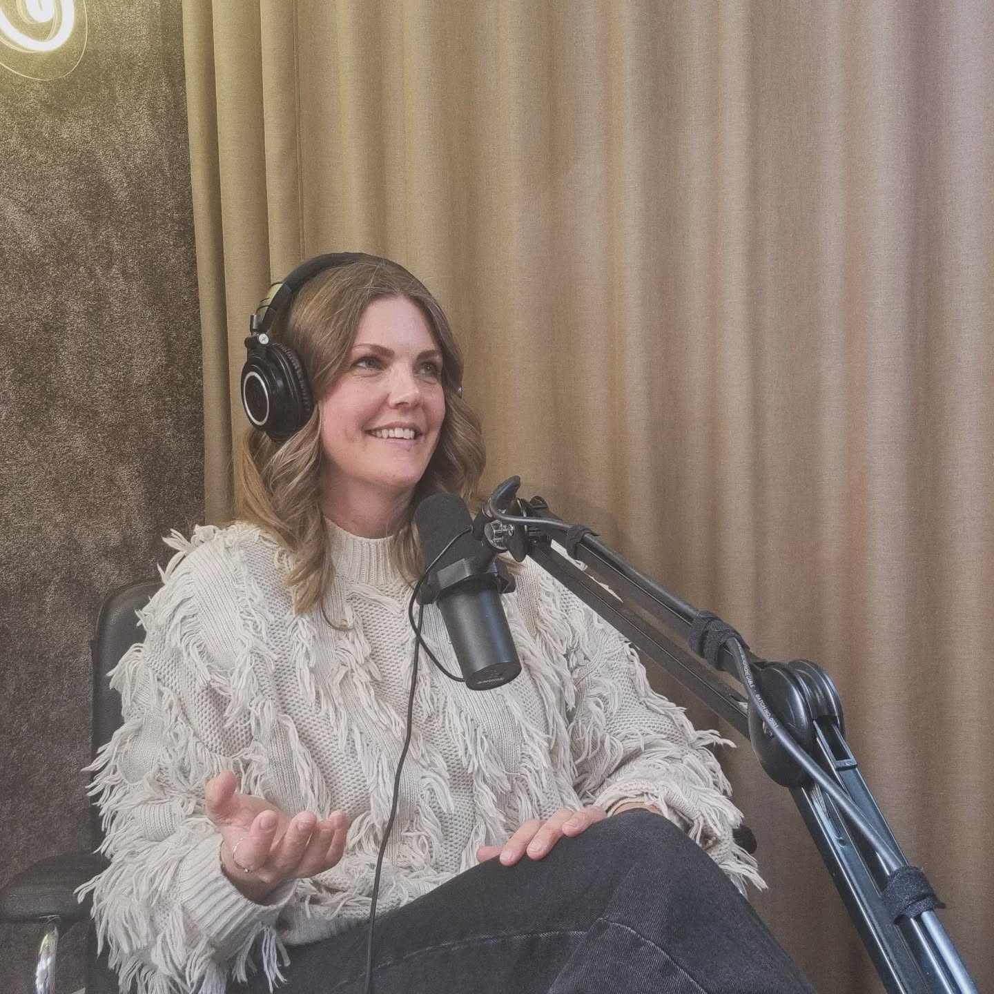 🎙️ Nyss spelat in podd med @RikaTillsammans!
Jag har just suttit i studion med Jan Bolmeson och pratat om ämnen som alltid seglar upp för dem med +10M på kontot. Vi diskuterade allt från livsdesign till den "tysta utmaningar som många rika har – och så fick jag den frågan:
"Vad kallar du dig egentligen?"
Det har varierat genom åren. Någonstans mellan mentor, beteendevetare och ... den hemliga miljonärens bästa vän.
Vad tycker du – vilken titel passar mig bäst? Kommentera eller skicka DM! 👇✨