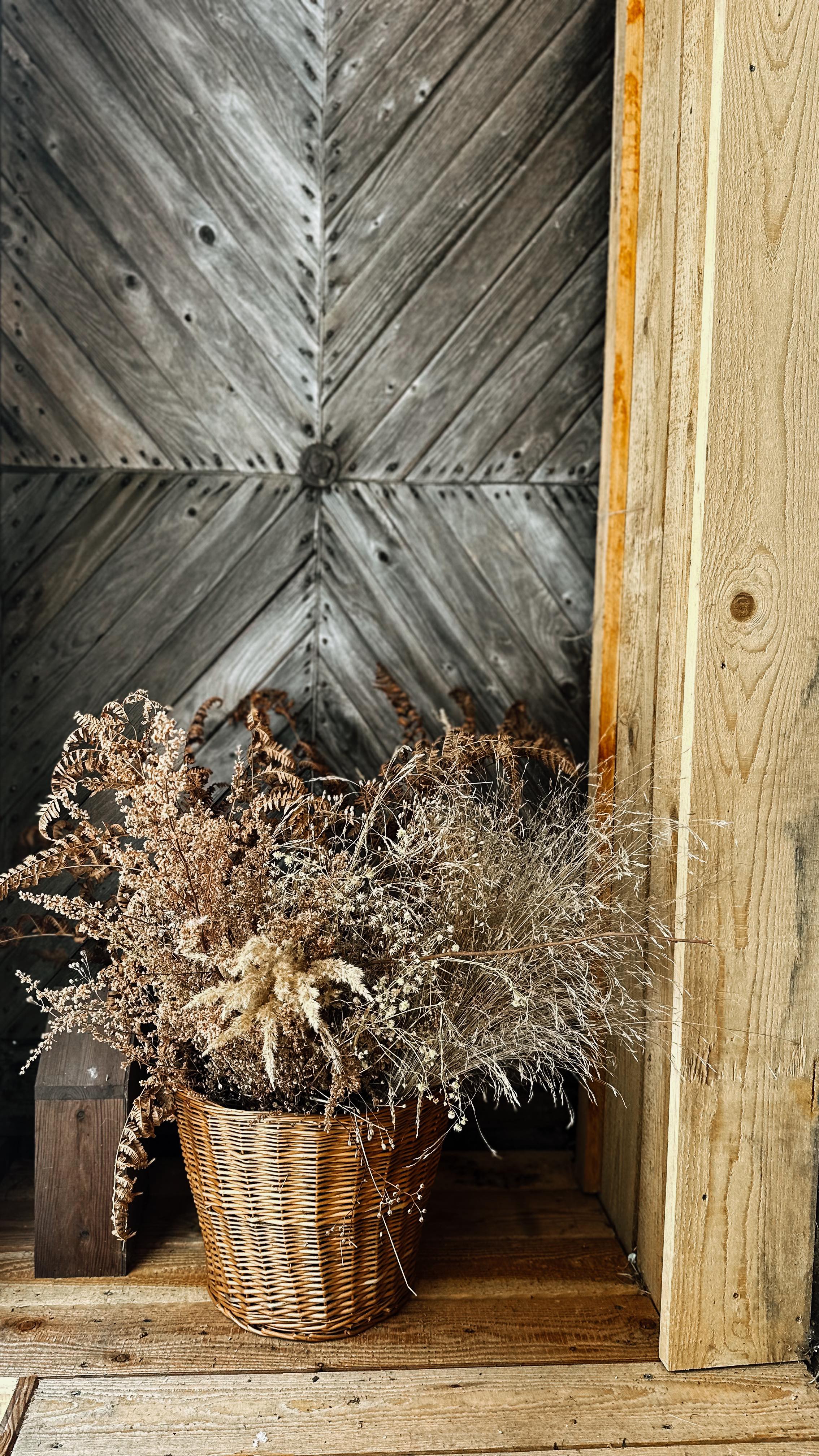 Trockenblumen sind die Basis für ganz wundervolle Zaubereien, wie beispielsweise die Flowerclouds, die wir beim heutigen Workshop gemeinsam gesteckt haben. Wenn du auch Lust aufs meditative Arbeiten mit der Natur hast, meld dich gerne oder schau bei unseren Workshops rein. ☺️
#blumendieanmorgendenken #slowflowerbewegung #slowflowers #trockenblumen #flowercloud #kokedama #bohostyle #workshops