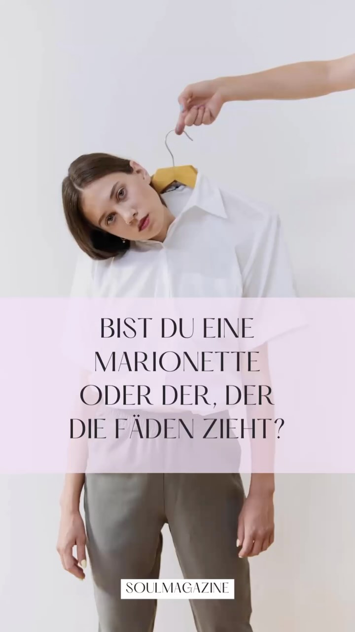 Wer zieht deine Fäden? 🎭
✅ Erfüllst du immer sofort die Aufgaben, die dir andere stellen?
✅ Liest du deinem Partner jeden Wunsch von den Augen ab?
✅ Hilfst du jedem, selbst ohne Aufforderung? 👀
Dann frag dich: Wo bleiben deine Wünsche und Ziele? 💭
Es ist nicht egoistisch, selbstbestimmt zu leben. Du hast das Recht, deine eigenen Fäden zu ziehen und für dich selbst zu entscheiden. Hör auf, dich fremdsteuern zu lassen. Du bist der Regisseur deines Lebens! 🎬
Gönn dir selbst die Freiheit, deine eigenen Wünsche zu priorisieren und deine Ziele zu verfolgen. Es ist Zeit, deine eigene Richtung einzuschlagen! 🌟
👉 Folge uns für mehr Input! Jetzt Artikel auf www.soulmagazine.de lesen.
#soulmagazine #selbstbestimmung #eigeneziele #lebedeinleben #lebedeinentraum #grenzensetzen #marionette #selbstfürsorge #sepbstbestimmtleben