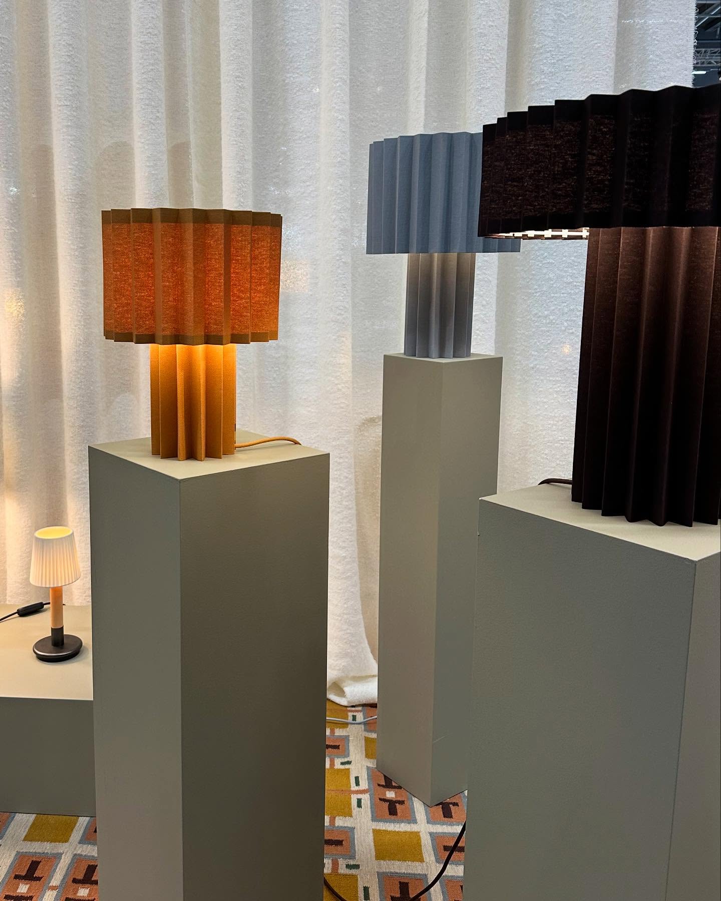 Mina höjdpunkter från möbelmässan !
Det har redan gått en vecka sedan jag besökte Furniture Fair i Stockholm i förra veckan. Det springer på här och jag hinner inte med att dela allt roligt jag håller på med ✨
Men vill gärna dela lite bilder från mässan för inspiration. Hann bara vara åka över dagen så det blev en fullspäckad dag med mobilkameran i högsta hugg!
Färgstark mässa! Härligt med mycket färg igen, kärlek till hantverket, hållbarhet, ljusblått/lila, färgat glas i mjuka fina färger, och keramik i lampor, 3d printade lampor, flirten med dåtid som 70-tal. härliga mjuka böljande former, möbelhantverk, volanger & fransar. Hann även med färgseminarium i NCS colour -26 ✨
Vill du höra mer om färg och trender i färg & inredning, så hör av dig !