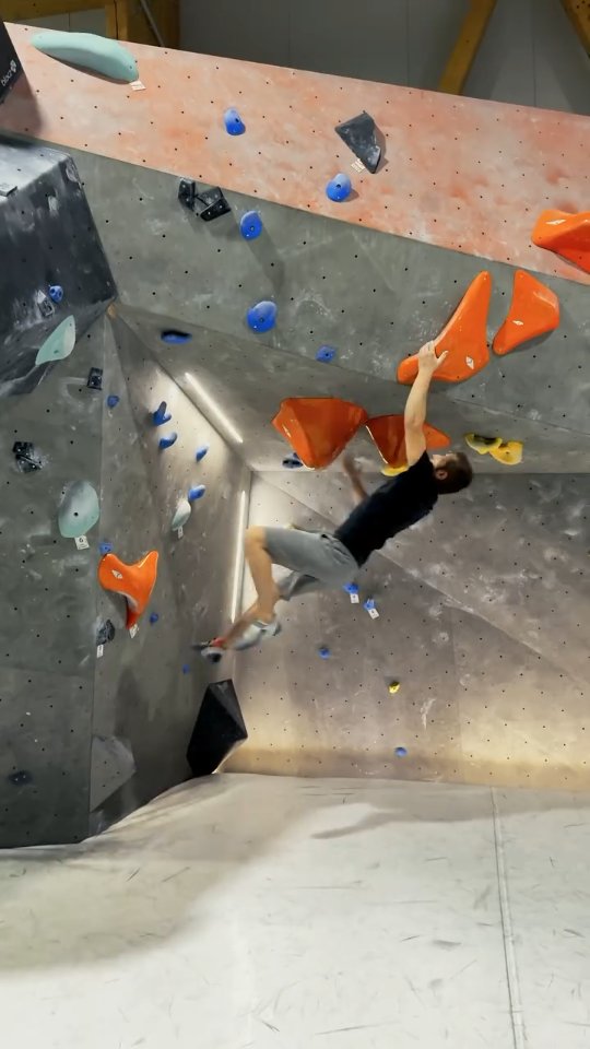 #repost
💥 Wenn du beim Bouldern so viel Schwung hast, dass selbst die Wand denkt, sie ist auf einer Achterbahn! 🎢
Unser Schrauber Jakob hat seinen dynamischen Zug mit so viel Style gemeistert, dass wir uns fragen, ob er heimlich ein Superheld ist! 🧐🦸🏼♂️ Hast du auch solche Superhelden-Skills?
@der_jakob_halt @arctic_grips
#churchofdynology #boulderhallbob #schrauben #boulderhallbeta #routesetter #routesetting #boulderhall #ansbach #boulderhallansbach #routenbau #boulderhall_ansbach #burgoberbach #boulderhallburgoberbach #bouldern #klettern #getonthewall #boulderinggym #routesettingmonday
-