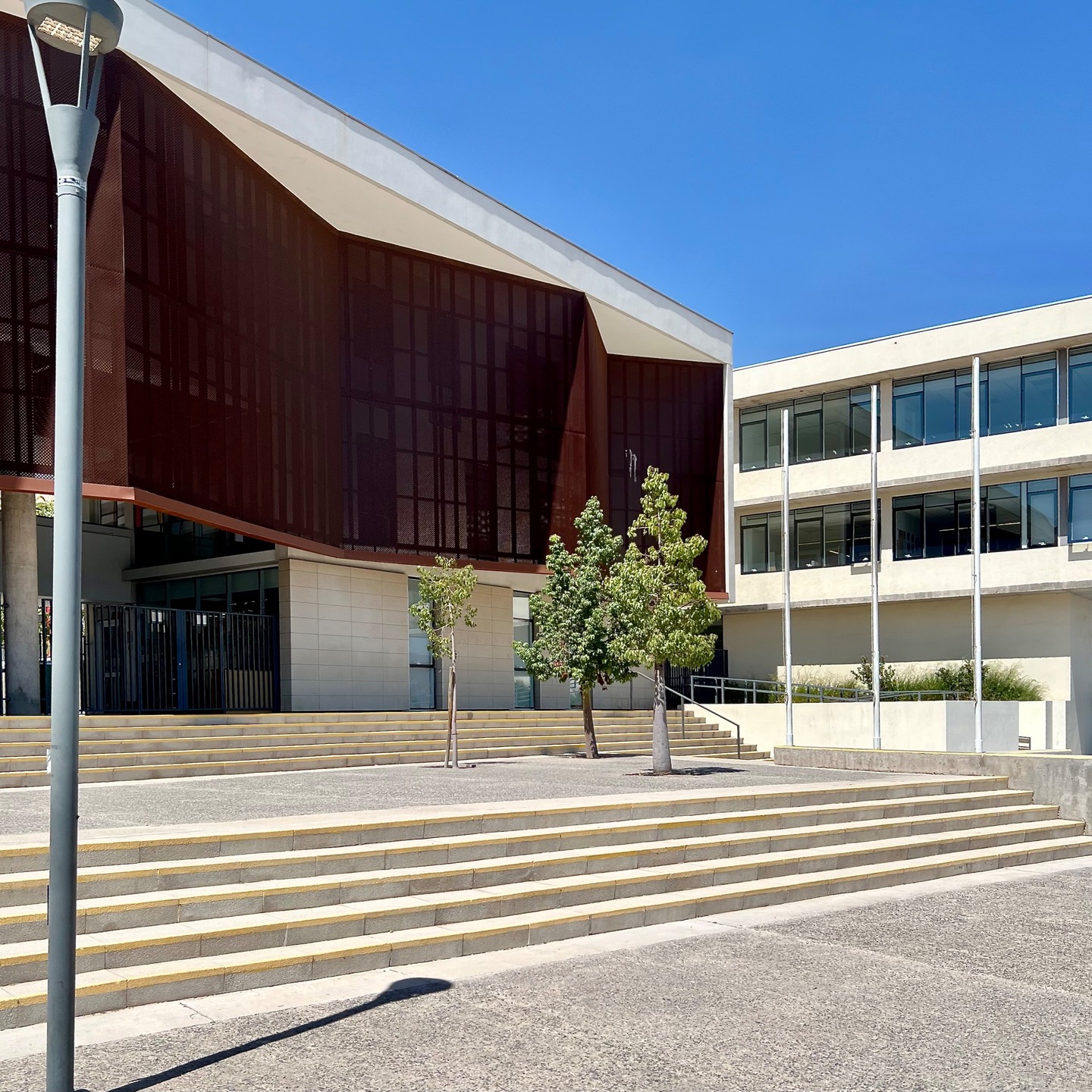 Besuch bei meinem Bruder Konrad am Freitag, 21. Februar 2025, an seinem Arbeitsplatz. Er arbeitet seit einem Jahr als Koordinator für den Deutsch-Unterricht der Oberstufe an der Deutschen Schule in Chicureo, einem Gebiet von Colina. Er hat die Deutsch-Fähigkeiten der Schülerinnen und Schüler gleich im ersten Jahr markant steigern können, fühlt sich wohl mit der Leitung und den Kolleginnen und Kollegen und macht seine Arbeit hier sehr gern. Man muss von Santiago heraus Richtung Norden über ein paar Hügel fahren, und landet in einer Art Dorf, das um einen künstlichen See angelegt ist und das weitgehend aus (recht luxuriösen) Privathäusern mit Gärten besteht. Eine ziemliche "Insel" also. Von der Natur her ist die Gegend um diese Zeit völlig trocken, nur grün, wo gegossen wird, die Aussicht auf die Berge aber eindrucksvoll. Er hat mir seine Schule gezeigt und wir hatten anschliessend eine schöne Zeit zusammen in einem Restaurant am See! #familienbesuchchile #ccaatsantiago2025 #lebensübergang #überquerungen #chicureo #chicureochile #deutscheschulechicureo