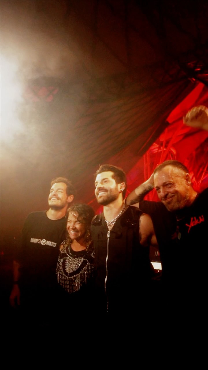 Ainda estamos nos recuperando dos melhores 7 dias já vividos nesses últimos meses.
Com muito amor, entregamos um festival muito além do esperado. Mais um ano, colocamos a arte, cultura, música e a beleza de Pratigi nos provar que a liberdade que tanto buscamos, começa na forma que pensamos e nos comunicamos. O Universo Paralello existe e nos faz sentir o inexplicável.
Agradecemos à todos que aceitaram o nosso convite e confiaram no nosso sonho.