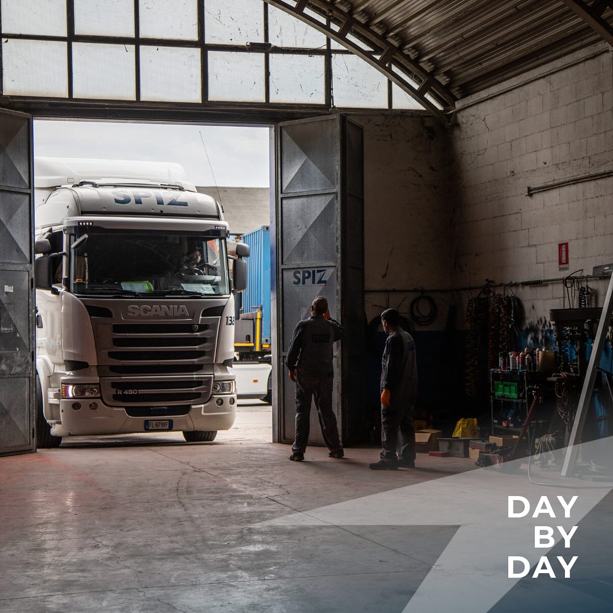 Il deposito di 10.000 mq di Spiz Trasporti è dotato di un’ampia officina interna, che ci permette di mantenere tutti i nostri mezzi sempre efficienti e performanti, garantendo un servizio affidabile e di alta qualità. 💯
•••••••••••••••••••••••••••••
The 10,000 sqm Spiz Trasporti depot is equipped with a large in-house workshop, allowing us to keep all our vehicles efficient and high-performing, ensuring a reliable and high-quality service. 💯
#SpizTrasporti #Affidabilità #Professionalità #sostenibilità