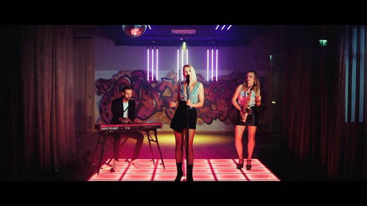 ✨Sugar Sky - The Acoustic Club✨
NEW! NEW! NEW! 🎹🎷🎙️
#lounge #livemusic #piano #saxofon #singer #soulful #chillout #pop #eventband
Video production: @dominik_ploo
Make up: @stylingsbynina
Thanks to HansY