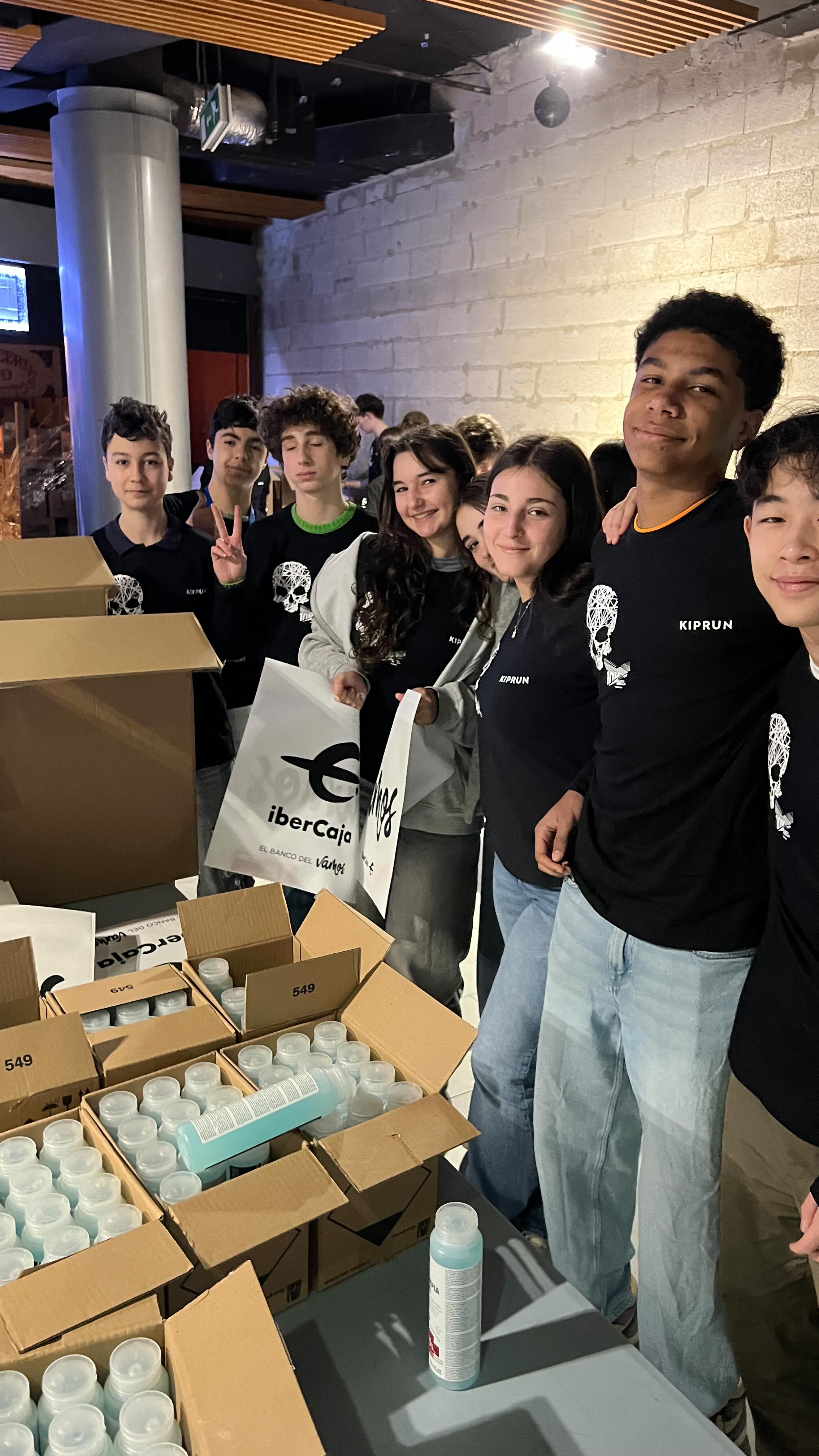 Our students’ first day back from winter break was invested in service-learning. They prepared 17,000 goodie bags for the 10K Valencia Ibercaja, a charity race supporting Contra el Cáncer en Valencia. The initiative benefits cancer patients and their families, and our learners contributed to this meaningful cause while developing collaboration, empathy, and purpose.