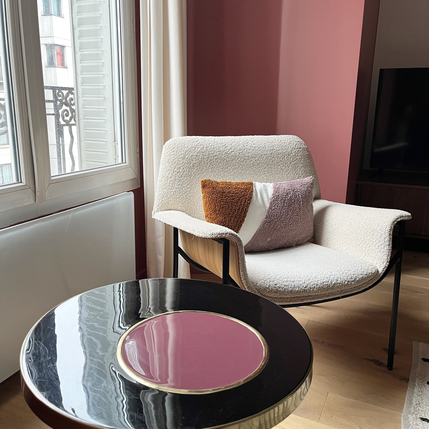 ✨ A Stylish Haven for Your Perfect Getaway! ✨
Step into a world of elegance and comfort, where every detail has been designed to make you feel at home. Located just 15 minutes from the iconic Père Lachaise Cemetery and 30 minutes from the Louvre Museum, this beautifully decorated apartment offers the perfect blend of style, serenity, and convenience.
#CozyAndChic #TimelessDesign #EleganceInEveryCorner #ExploreParis #evengestion