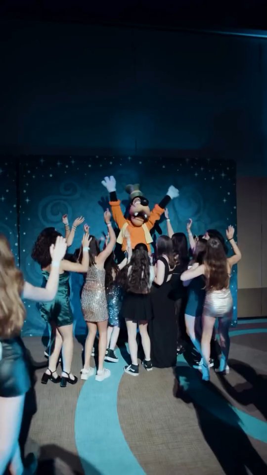 ✨ Noche mágica✨
Una fiesta privada y exclusiva para nuestros pasajeros con sus personajes favoritos de Disney… por si no lo notaron, nuestra noche favorita🥹🫶🏼
No hay palabras que puedan describir lo especial que está siendo nuestro viaje💖 #Disney @college.uy