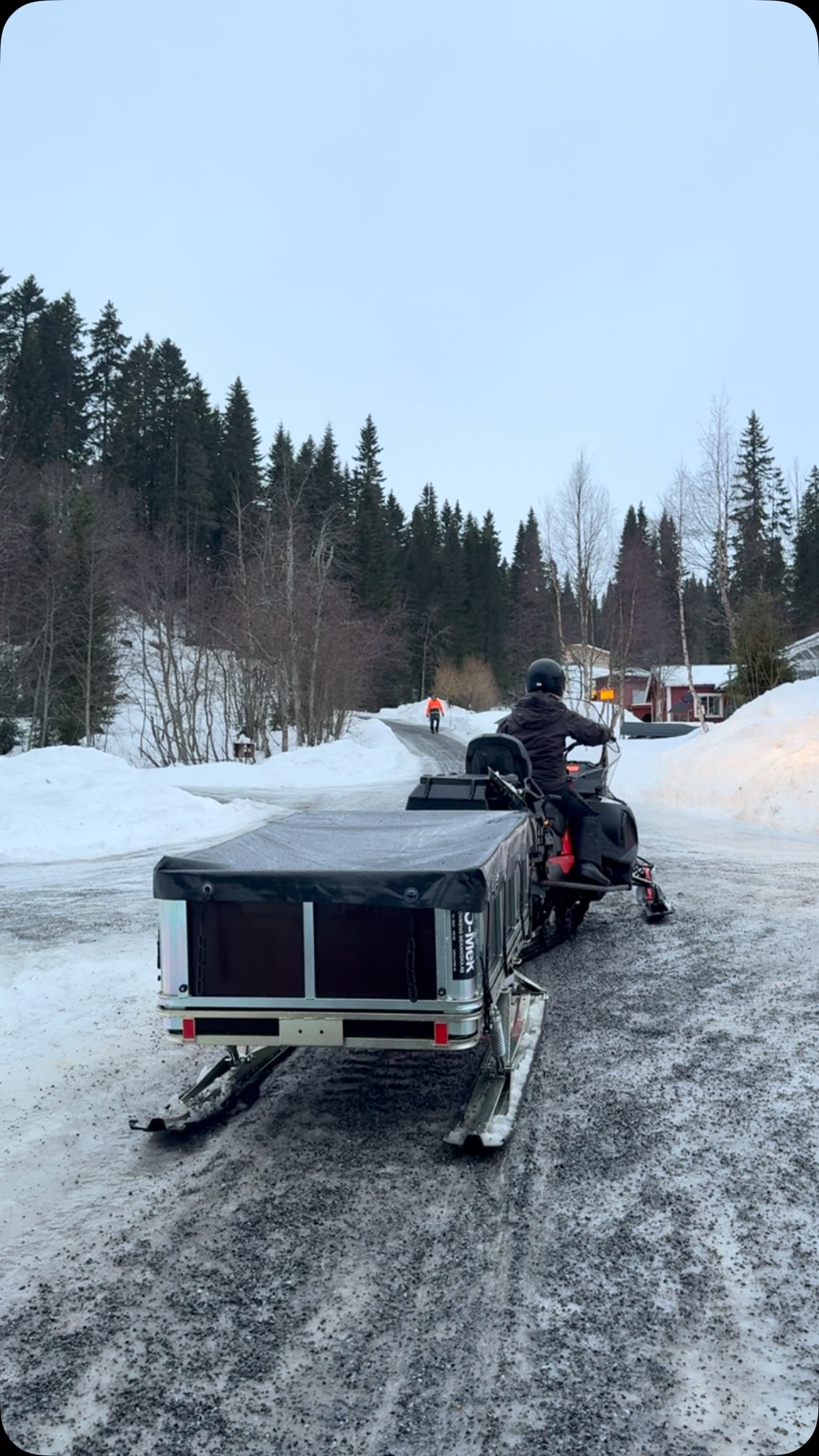 Det är inte ”bara” att köra varor till Lillåstugan… Ibland lastas det på, lastas ur för att ta sig fram, å lasta på igen där snön bär skotern bättre än is å grus, till slut lastas allt in i stugan på fjället 😅
Grymt kört @corneliamalmfalt 🌟
Likväl är stugan öppen varje dag 10-14 tills ljuset vänt ordentligt.
Snart är brasan tänd, kaffet kokat och laggen är varma.
Varmt välkomna i alla väder
🔥🧇☕️😊