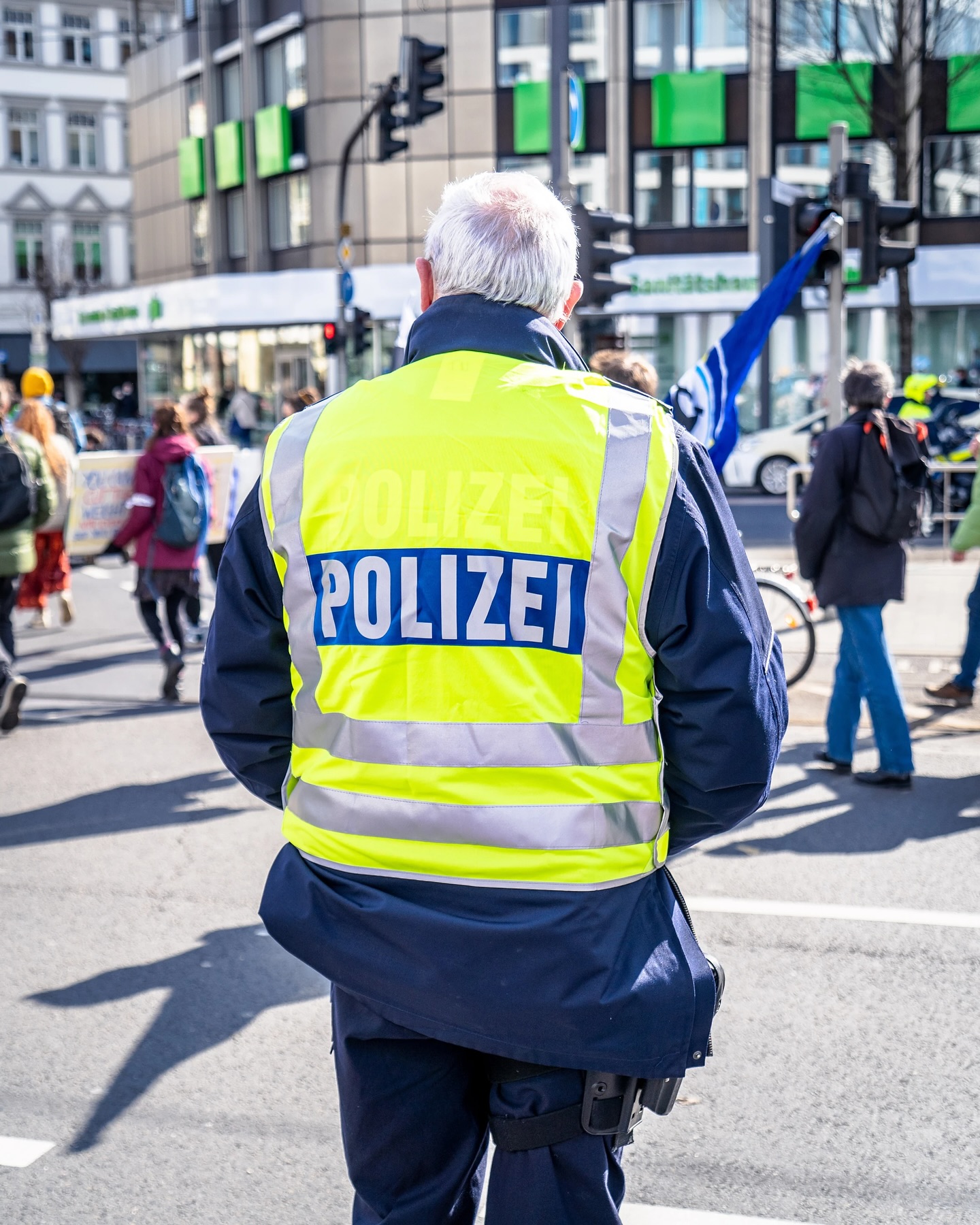 Cat-Calling in der Polizei: Verantwortung und Vorbildfunktion
Sexuelle Belästigung und Cat-Calling sind in der Polizei ein ernstes Thema. Dabei kann es nicht nur von Kolleg*innen, sondern auch von Bürger*innen kommen. Es ist wichtig, dass Polizist*innen nicht nur im Dienst professionell sind, sondern auch im Umgang miteinander eine klare Haltung zeigen.
👉 Was ist Cat-Calling?
Unaufgeforderte, respektlose Kommentare wie „Schöne Uniform, aber ohne wäre es sicher noch besser“ oder „Na, Süße, wann darf ich dich mal zum Kaffee ausführen?“ – solche Aussagen, sowohl von Zivilistinnen als auch von Kolleginnen, untergraben die Autorität und das Vertrauen zwischen Polizist*innen.
🔴 Reagieren – sofort!
Wenn solche Kommentare fallen, sollte man sofort eingreifen. Beispiel:
„Meine Aufgabe ist es, für Sicherheit zu sorgen, nicht für Unterhaltung. Ich erwarte Respekt.“
🛡️ Unterstützung nach einem Vorfall:
Nach einem Vorfall sollte immer Unterstützung angeboten werden: „Ich habe das mitbekommen, wenn du möchtest, stehe ich dir zur Seite.“
💼 Verantwortung der Führungskräfte:
Schulungen und klare Dienstanweisungen sind entscheidend. Führungskräfte müssen zeigen: „Solche Kommentare passen nicht zu unserer Kultur des Respekts.“
🔒 Warum das wichtig ist:
Eine Polizei, die solche Vorfälle ernst nimmt, stärkt das Vertrauen und die Glaubwürdigkeit – intern und nach außen.
Cat-Calling:
…ist inakzeptabel – egal von wem. Wir müssen eine klare Haltung einnehmen, die Kolleg*innen unterstützen und respektvoll miteinander umgehen.
Mehr zu diesem Thema findest du in unserem längeren Artikel auf www.AntiRassismusTrainer.de.
#Polizei #CatCalling
