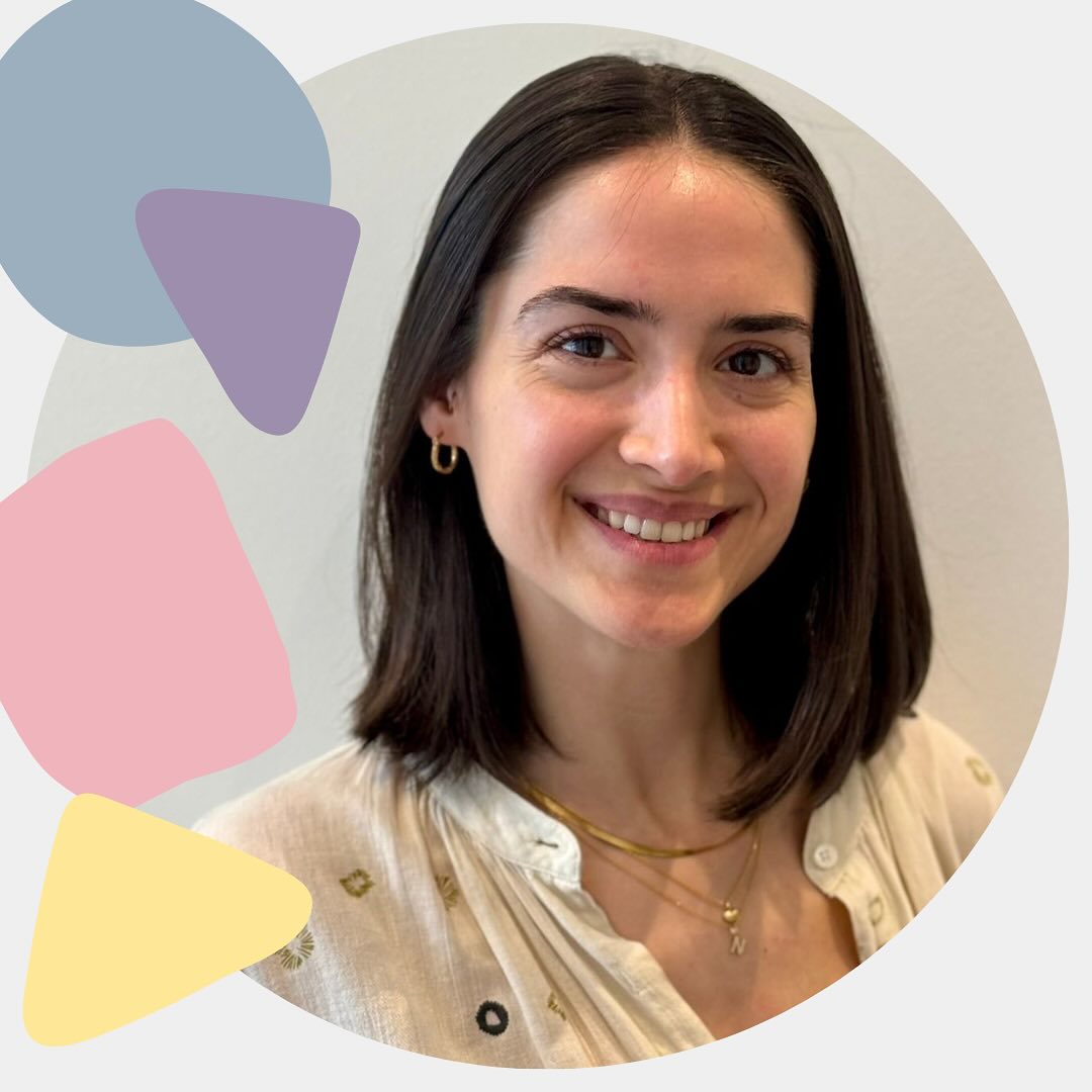 Wie schön, dass du dabei bist, liebe Betül🧡
Mein Name ist Betül, ich bin Mama eines zweijährigen Sohnes und lebe mit meiner kleinen Familie in Düsseldorf. Ursprünglich komme ich aus der Modebranche, doch ich wollte meinen Träumen folgen und begann ein Studium zur psychologischen Beraterin, das ich erfolgreich abschloss.
Als ich schwanger wurde und mein Sohn zur Welt kam, änderte sich vieles – so wie bei vielen von uns. Im April 2024 habe ich meine Ausbildung zur ganzheitlichen Schlafberaterin beim Verein für ganzheitlichen Baby- und Kinderschlaf abgeschlossen, um Eltern bei einem der wichtigsten Themen zu unterstützen. Aktuell bilde ich mich als Beikostberaterin (i.A.) weiter, um Familien noch umfassender begleiten zu können.
Heute begleite ich Familien durch herausfordernde Phasen – mit viel Fachwissen, Einfühlungsvermögen und der Erfahrung, selbst Mutter zu sein.
Ich freue mich darauf, euch bei einem Eltern-Treff kennenzulernen und euch auf eurer Elternreise zu unterstützen.
#konfettimeerbusch #babykinderschlaf #vorstellung #konfettielterntreff