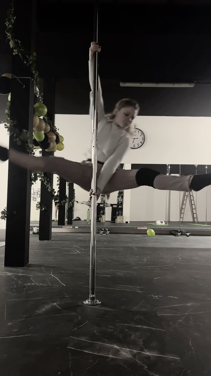 Mal eine etwas andere Combi ausprobiert, ich hoffe es gefällt euch 💚
#poledance #strong #woman #fitness #polecombobeginner #polecombosandflow