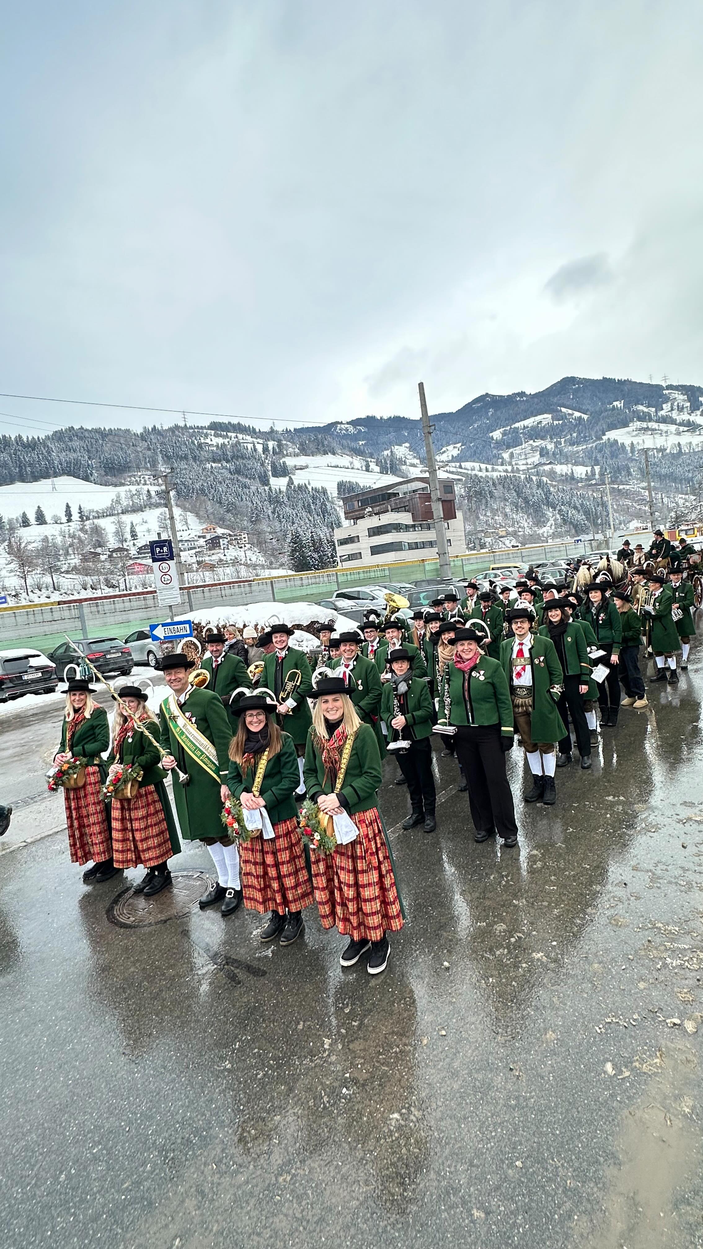 PERCHTENLAUF 2025 🎶👹
... & wir waren wieder mit dabei! 😁🙌🏼 Nach dem Umzug gings für uns dann noch zum Seniorenheim, um auch hier Neujahrswünsche zu überbringen. ✨🍀 Hier bekam auch unsere Obfrau Maria eine Ehrenreferenz der Perchten.