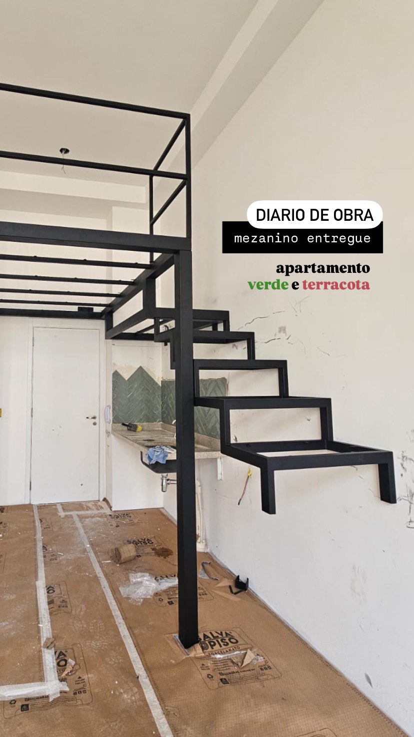 pov: mezanino entregue 👷🏻♀️
gente, não se cansem, mas acabei tendo algumas oportunidades de projetas studios com essa característica de pé direto + (nesse caso temos 3,80m).
e a etapa na instalação da estrutura do mezanino é muito empolgante, ver o nosso projeto saindo do papel, começando a fazer sentido e entender como vai ficar os espaços, um friozinho na barriga cheio de emoções, e não tem jeito, sempre fico muito feliz em ver esses pequenos sonhos se concretizando.
como eu disse no video, nesse mezanino temos uma plataforma na lateral, que vai trazer muita ergonomia e conforto no acesso a cama lá em cima.
esse projeto ainda vou mostrar com muito mais detalhes ! (estamos iniciando a instalação da marcenaria agora) ☺️
bom por hoje é isso, espero que tenham gostado, qualquer duvida ou se estiver procurando alguém para projetar e construir só falar comigo.
#designdeinteriores #reforma #mezanino #estruturametalica #engenheiracivil