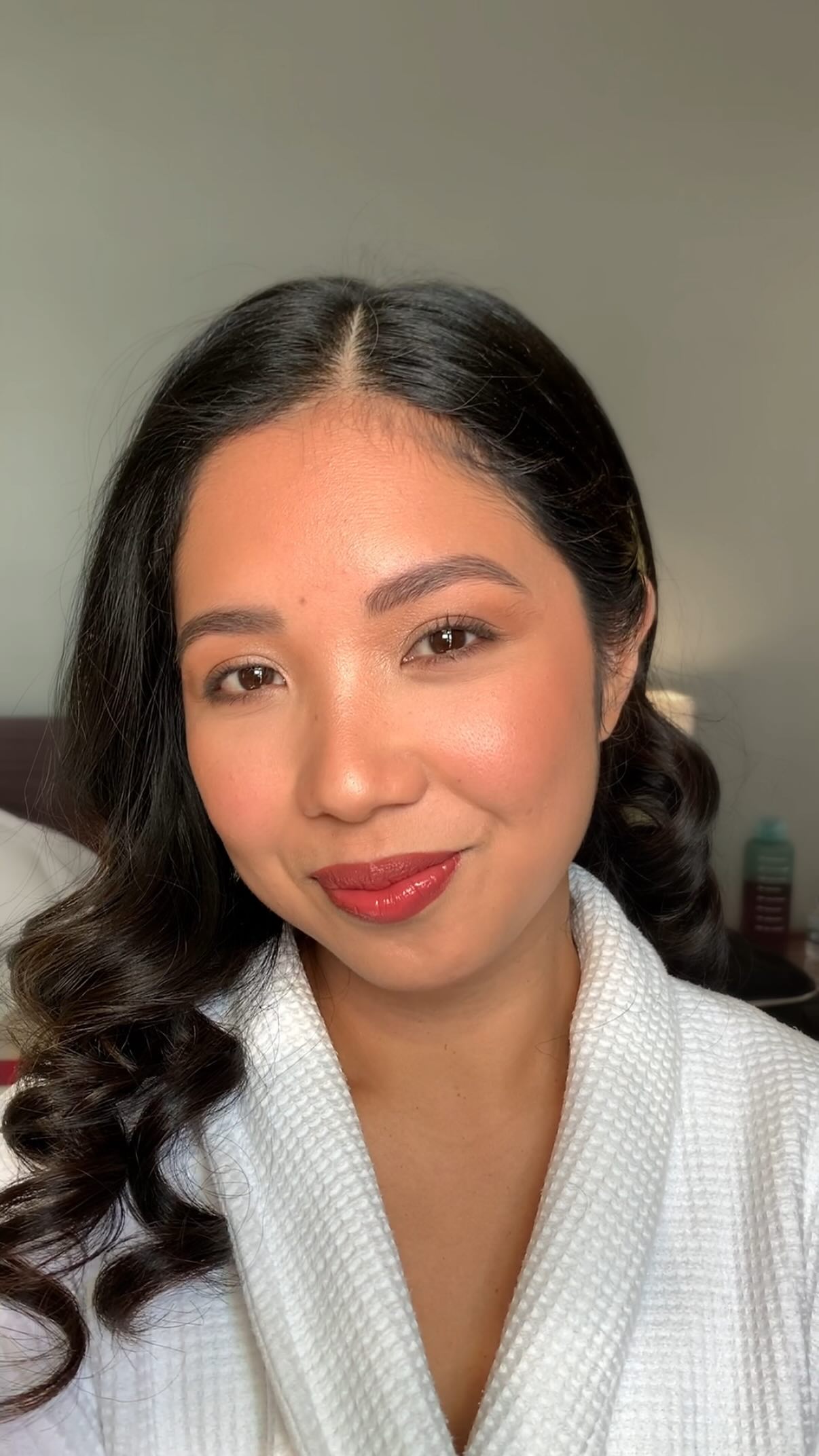 Let’s talk LIGHTING!
Did you watch the transition?
Lighting is a game-changer when it comes to flawless makeup.
Admittedly, I had to adjust the saturation level of the background because it was green! Besides that, this is the power of lighting. See how different they are?
✨ Natural & Artificial Lighting = Dream Team ✨
YES YES YES! 😍 Natural light gives the truest representation of colours and textures. But, it’s not always reliable thanks to unpredictable weather or early morning starts! That’s where artificial lighting steps in to balance things out, filling in shadows and ensuring your makeup looks polished and even. Together, they create the perfect setup for a seamless bridal look - dreamy!
💡Artificial Lighting On Its Own, Screams Instagram!💡
When natural light isn’t an option, professional artificial lighting becomes essential. The right lighting, designed to mimic daylight, will ensure your makeup looks fresh, even and true to colour.
See how it gives a blurring effect to the skin? Hello instagram! Don’t get me wrong, it definitley has it’s place, but for me, you can’t beat beautiful natural lighting.💫☀️
❕When choosing your wedding morning prep space, prioritise lighting! I will thank you, and so will your photographer, content creator and/or videographer whilst capturing beautiful getting-ready shots. 😍
What’s your favourite lighting out of the two? Comment below👇🏻
Epic waves: @katiepalmerhair
Thanks to my girl @belledenburymua for having me assist you on this wedding - vibes! ✨
Happy Sunday loves!
HANNAH ♡
.
.
.
.
.
#lightingiseverything #naturallight #brightonmua #sussexmua #brightonweddingsuppliers #sussexweddingsuppliers #2025bridetobe #2026bride #sussexmakeupartist #2026bridetobe #bridalmakeupartist #2025bride
#asianmakeup #philippines #bridesmaids #makeupinspiration #asianmakeuplook #naturalasianmakeup #weddingprep #glowymakeup #glowingmakeup #glowingskin #asianskin #asianskincare