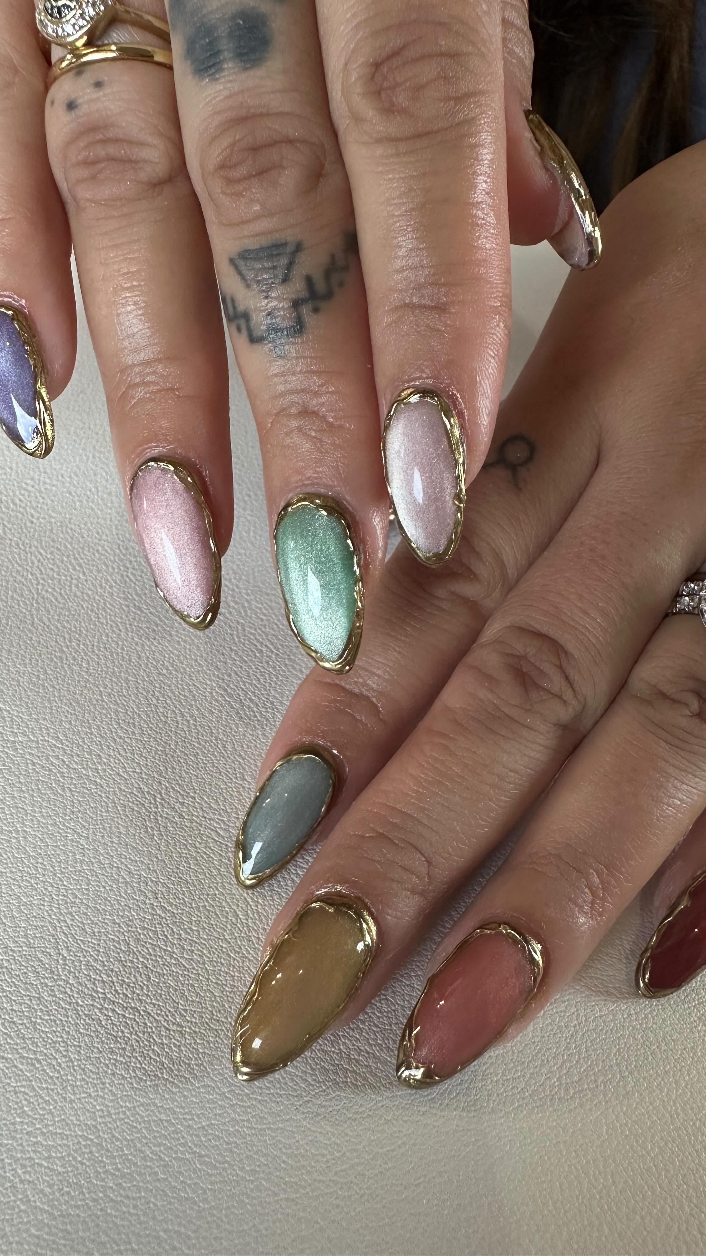 These remind me of sea gems gilded with gold 🌊
@coutureclawshawaii
Gel polish @zillabeau
Chrome @luxapolish
#bigislandnails #konanails #hawaiinails #coutureclaws #konanailsalon #bigislandnailsalon #nailart #japanesegelnails #koreangelnails #hardgel #cateyenails