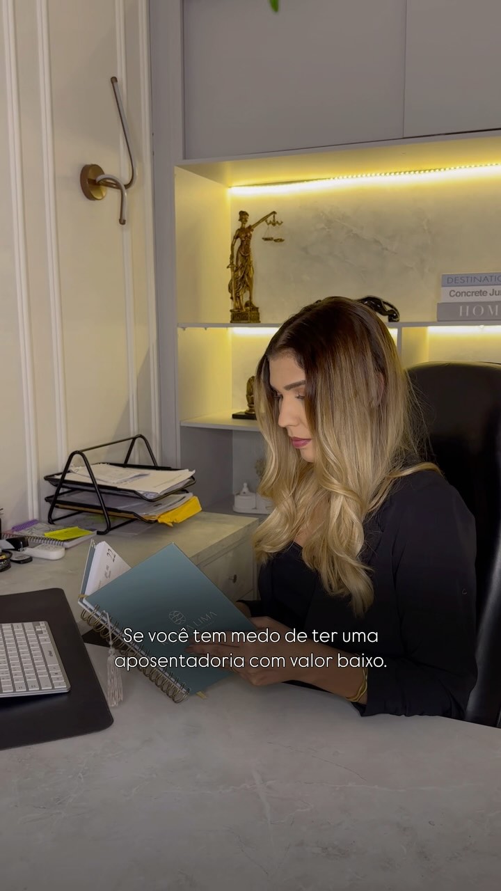 Envie esse vídeo para seu amigo ver o que ele vai fazer para aumentar seu benefício.
Se você quer ter uma aposentadoria com um valor mais alto você tem 3 possibilidades de fazer isso.
A primeira: você pode comprovar que tem mais tempo de contribuição do que tem no INSS, por exemplo, usando tempo que trabalhou como rural com os pais, tempo que estudou como jovem aprendiz em escola técnica profissionalizante, tempo que trabalhou como especial, tempo que passou no serviço militar obrigatório, e outros casos.
Segundo: pagar sua contribuição sobre 20% do valor da remuneração, no código 1007 se for contribuinte individual (o autônomo), ou se for facultativo, no código 1406. Aumentando o valor que incidirá sua contribuição (ex pagar sobre 1,5 salário, 2 salários…), quanto maior a parcela que você paga, maior a probabilidade de ter uma aposentadoria com valor mais alto.
Terceiro: fazer um planejamento previdenciário estratégico, assim você conseguirá descobrir qual o melhor código para você pagar, qual a quantidade de salários que fará você ter uma aposentadoria com valor mais justo, até quando você precisa pagar e não pagará mais que o necessário (economizará).
O planejamento previdenciário tem mais benefícios que você imagina, e deixar de fazê-lo deixará você inseguro de suas decisões, você continuará sem saber qual a melhor situação para você.
Não deixe para depois o que vai garantir segurança financeira para seu futuro. Entre em contato com um advogado especializado e descubra como!
•
•
•
#inss #oab #oabpe #previdenciario #advocacia