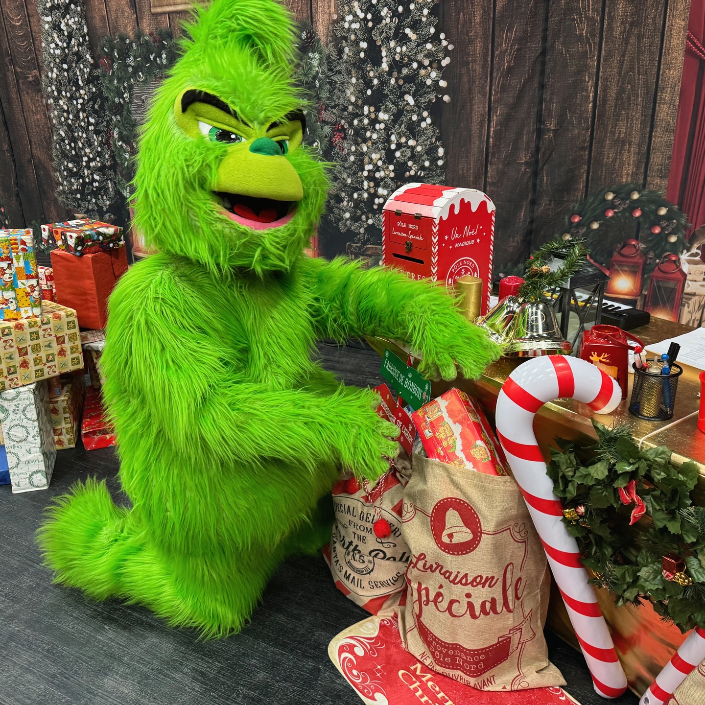 Diabolo est dans ses oeuvres machiavéliques pour perturber la tournée de Noël. Il se prépare à faire main basse sur les cadeaux des enfants.
#kidnappingduperenoel #spectaclepourenfants #animation #66 #pyreneesorientales #theatre #comediemusicale #perenoel #noel #animationpourenfants #occitanie #arbredenoel #spectacle #comitedentreprise #decoration #divertissement #production #costume #event #evenementiel #decor #jeunesse #jeunepublic #comediemusicale #comédie #mairie #officedetourisme #crèche
#marchedenoel