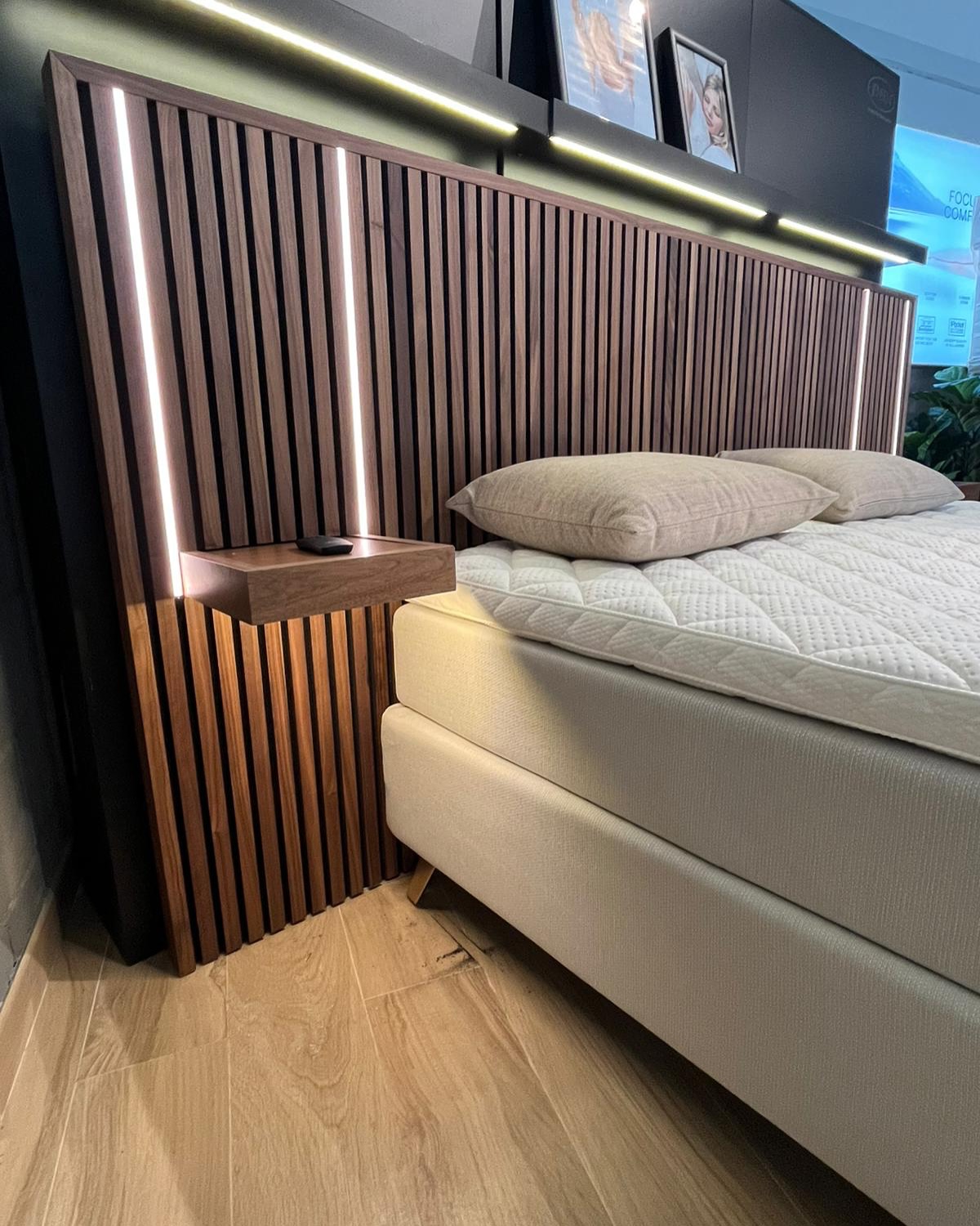 Ahora puedes encontrar está cabecera expuesto en @jensenstoremarbella 😍 Disponible en diferentes tipos de paneles y acabados. Now you can find this custom headboard at @jensenstoremarbella 😍Available in all types of colors and panels.