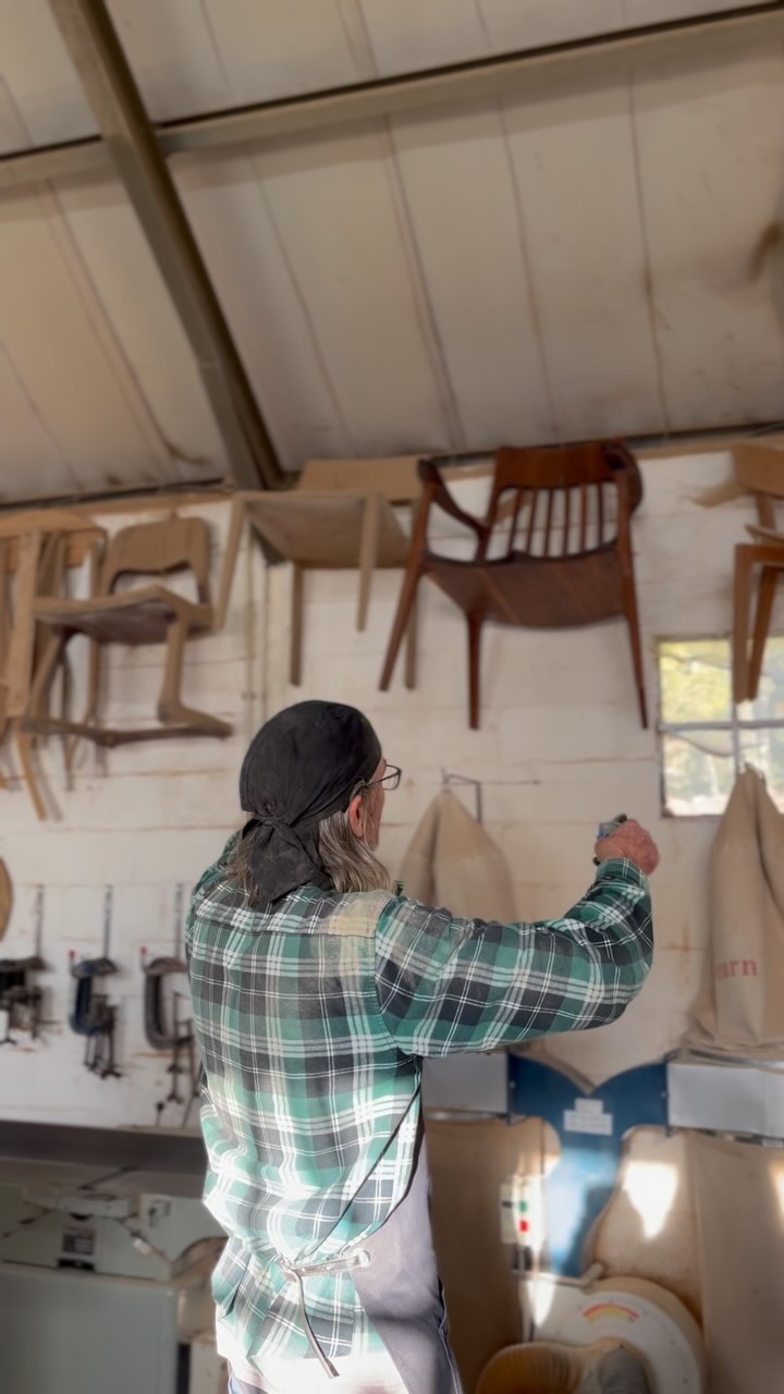 A good kind of chaos 🙃✨
#kunsthandwerk #tischlerei #woodwork #sculpturedfurniture #sculpturedfurniture #bespokefurniture #madetoorder #woodfurniture #möbeldesign