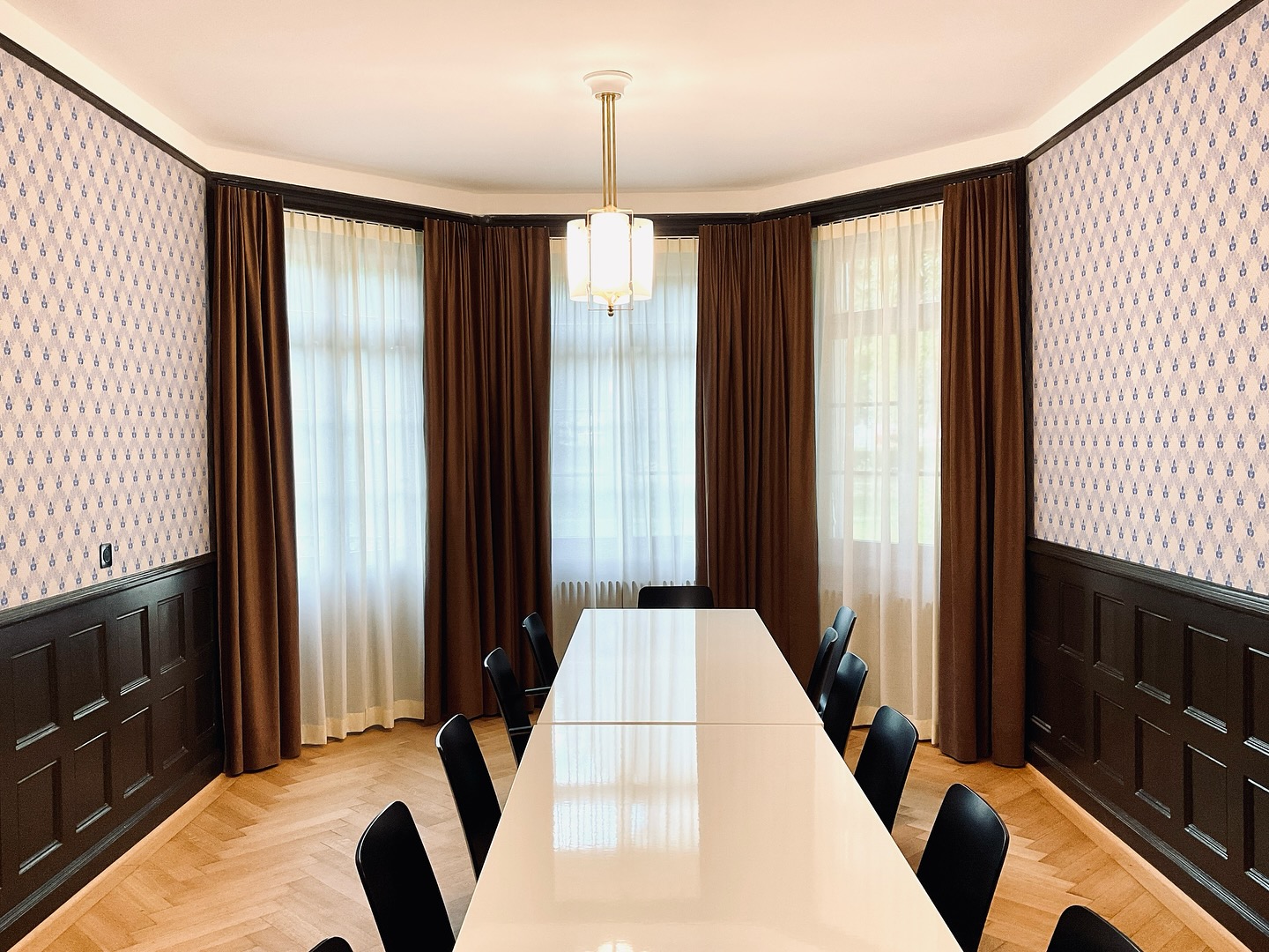 Ich liebe es, Farben, Texturen und Stoffe miteinander zu kombinieren. Doch bei einem Team wie den Edelmann und Krell Architekten kann man sich entspannt zurücklehnen. Das Architekturbüro aus Zürich hat sein Handwerk voll und ganz im Griff – genauso wie wir unseres. Wir durften für eine Alte Villa in Winterthur die Vorhänge anfertigen.
#rostoffe #innendekorationen #dekoration #wohnen #polsterei #vorhänge #wandverspannung #interiordesign #natürlichwohnen #winterthur #swissdesignblog #Innenarchitektur #Handmade #swissmade #handwerk #innenarchitektur #zuerich #zürich #edelmannkrellarchitekten