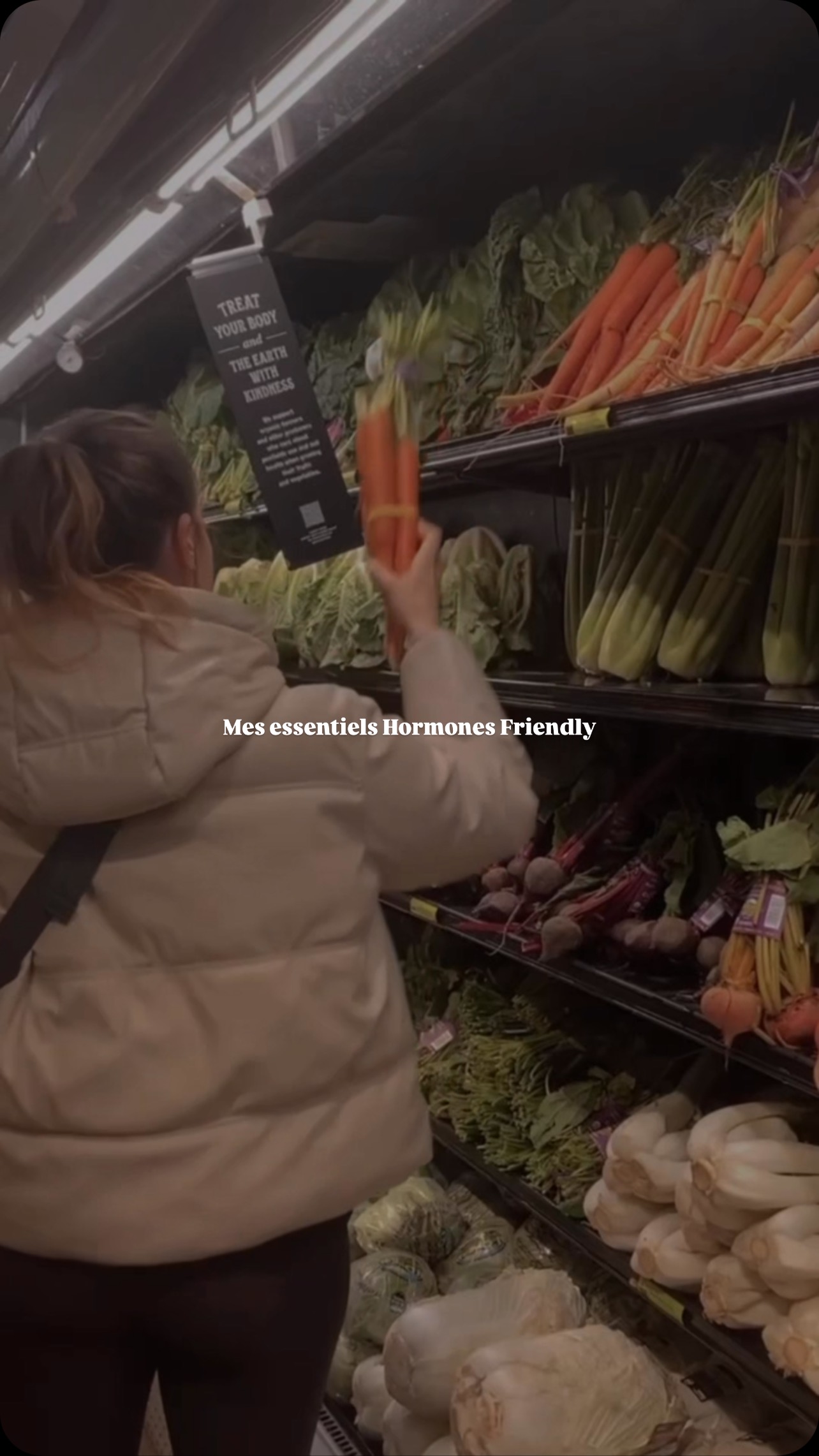 Pour la THYROÏDE - FERTILITÉ - CYCLE 👇🏼
✨ INOX: évite les perturbateurs endocriniens (BPA, phtalates) qui dérèglent les hormones thyroïdiennes et reproductives. Il préserve aussi la qualité des aliments sans libérer de toxines.
🍏 JUS VERT: Un shot d’énergie pour la thyroïde ! Riche en chlorophylle, antioxydants et minéraux (magnésium, potassium), il soutient le foie, essentiel à la conversion de la T4 en T3. Il équilibre aussi l’acidité du corps, bénéfique pour la fertilité et réduit le stress oxydatif néfaste pour la qualité ovocytaire.
🏋️ RENFORCEMENT MUSCULAIRE: Construire du muscle, c’est réguler la glycémie et réduire l’inflammation ! Une bonne sensibilité à l’insuline = meilleure conversion des hormones thyroïdiennes & stimulation naturelle de la progestérone, clé pour une fertilité optimale.
🍏 VINAIGRE DE CIDRE: lisse la glycémie, améliore la digestion et stimule l’absorption des minéraux essentiels à la thyroïde et aux hormones sexuelles (zinc, magnésium, sélénium). Son action alcalinisante protège aussi les ovaires et la fertilité.
🥑 ALIMENTATION ANTI-INFLAMMATOIRE: l’inflammation chronique qui bloque la conversion T4 → T3 et crée un terrain défavorable à la fertilité. Optez pour des oméga-3, légumes colorés, curcuma & aliments sans gluten pour protéger la thyroïde et favoriser un bon équilibre hormonal.
🍵 MATCHA: super antioxydant qui booste l’énergie cellulaire, réduit le stress oxydatif et protège la thyroïde des toxines. Il améliore aussi la circulation sanguine vers les ovaires & l’utérus, favorisant ainsi l’implantation embryonnaire.
Tu intègres déjà certains de ces essentiels dans ta routine ? Dis-moi lesquels en commentaire !
#hormones #sopk #thyroide #equilibrehormonal #endometriose #hashimoto #fertilité #infertilite #pma #fiv