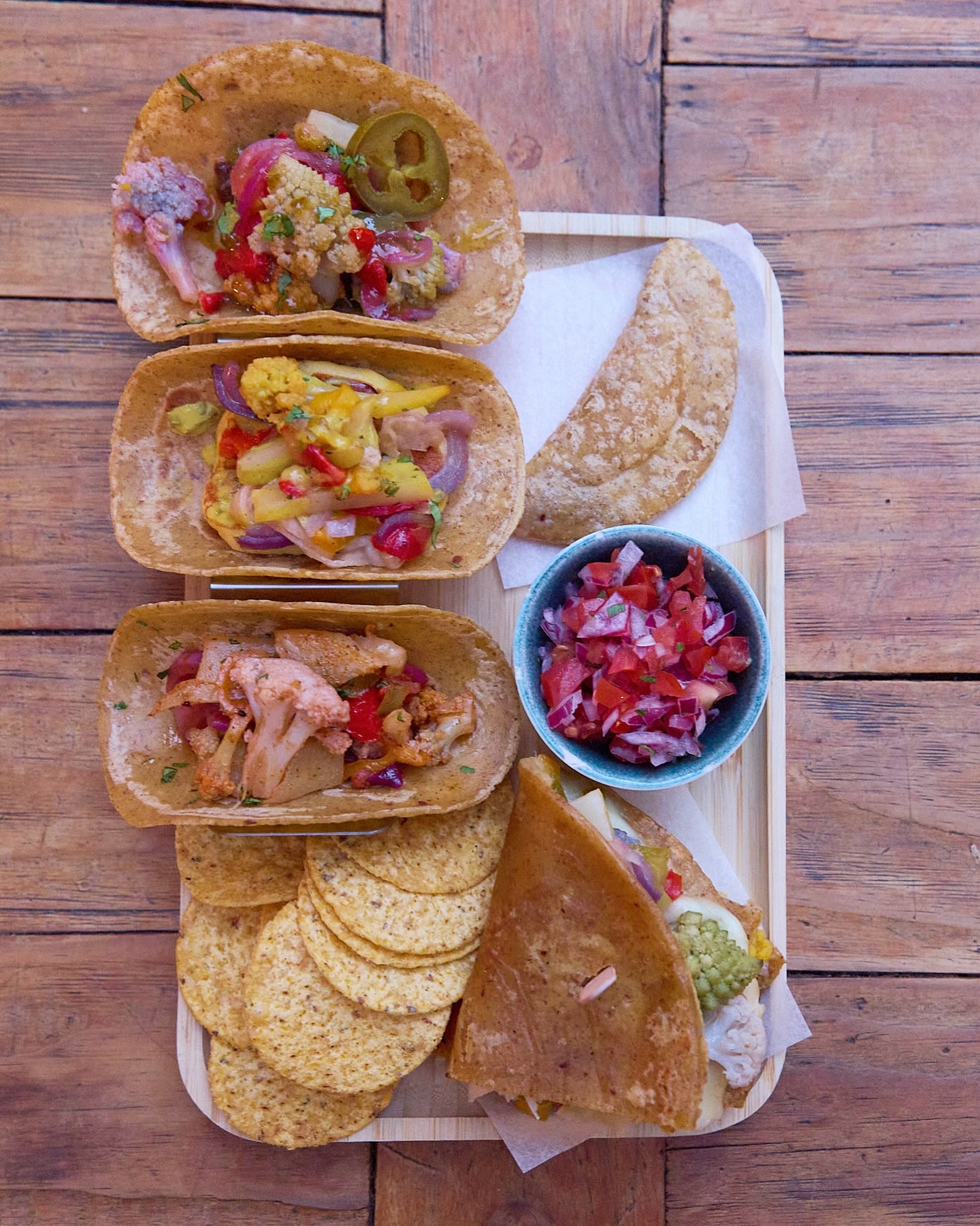 Iniziamo l’anno con leggerezza e gusto.
Il nostro Tapas Mix vegetariano è un’armonia di sapori,
con verdure croccanti e fresche che puoi goderti con un drink incluso con la formula aperitivo.
Presto arriverà una nuova versione del Tapas Mix, pensata per sorprendervi ancora di più.
Buon anno a tutti e grazie per essere sempre con noi. Restate sintonizzati, il meglio deve ancora arrivare.
#TapasMix #Vegetariano #BuonAnno #glutenfree #senzaglutinetorino #stayhealthy #staytuned