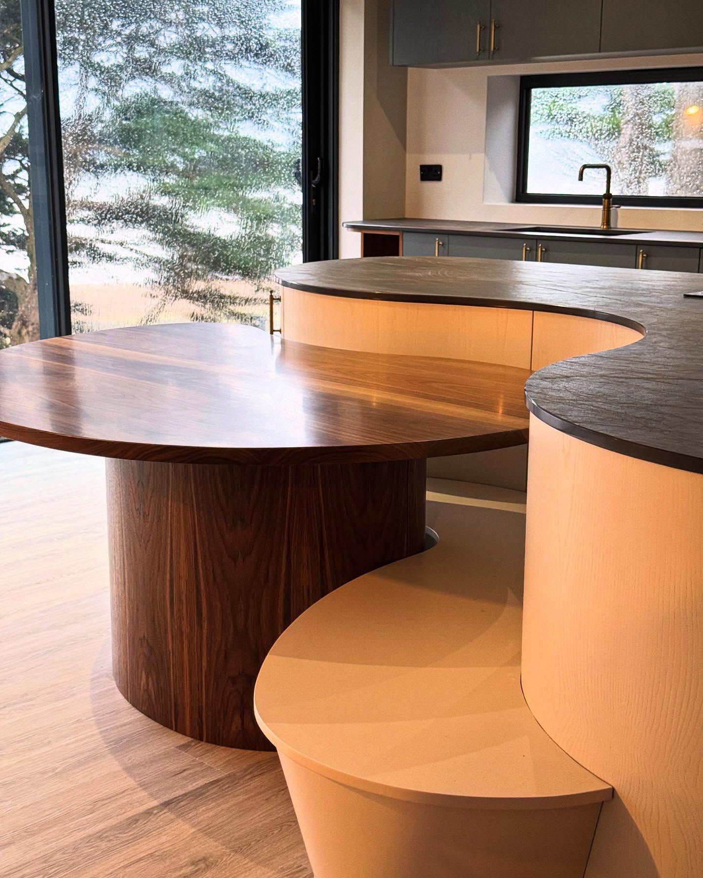 First snap shot of this incredible kitchen we installed before Christmas. It has many interesting features that we can’t wait to share with you.
#kitchendesign #kitchendecor #interiordesign #bespokefurnituremaker #bespokecabinetry #cabinetmaker #kitchebinspo #curvedpanels #curvedkitchen #curvykitchen #kitchendesigners #kitchenmakeover #interiordesigners #newlitchen #bespokejoinery #dorset