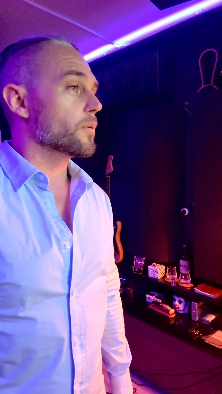 When your practice session turns into an emotional rollercoaster… 🎤😭
Do you want to hear the rest??
•
•
•
#musicianslife #livemusic #musiccover #studiolife #yachtlife #musiciansdaily