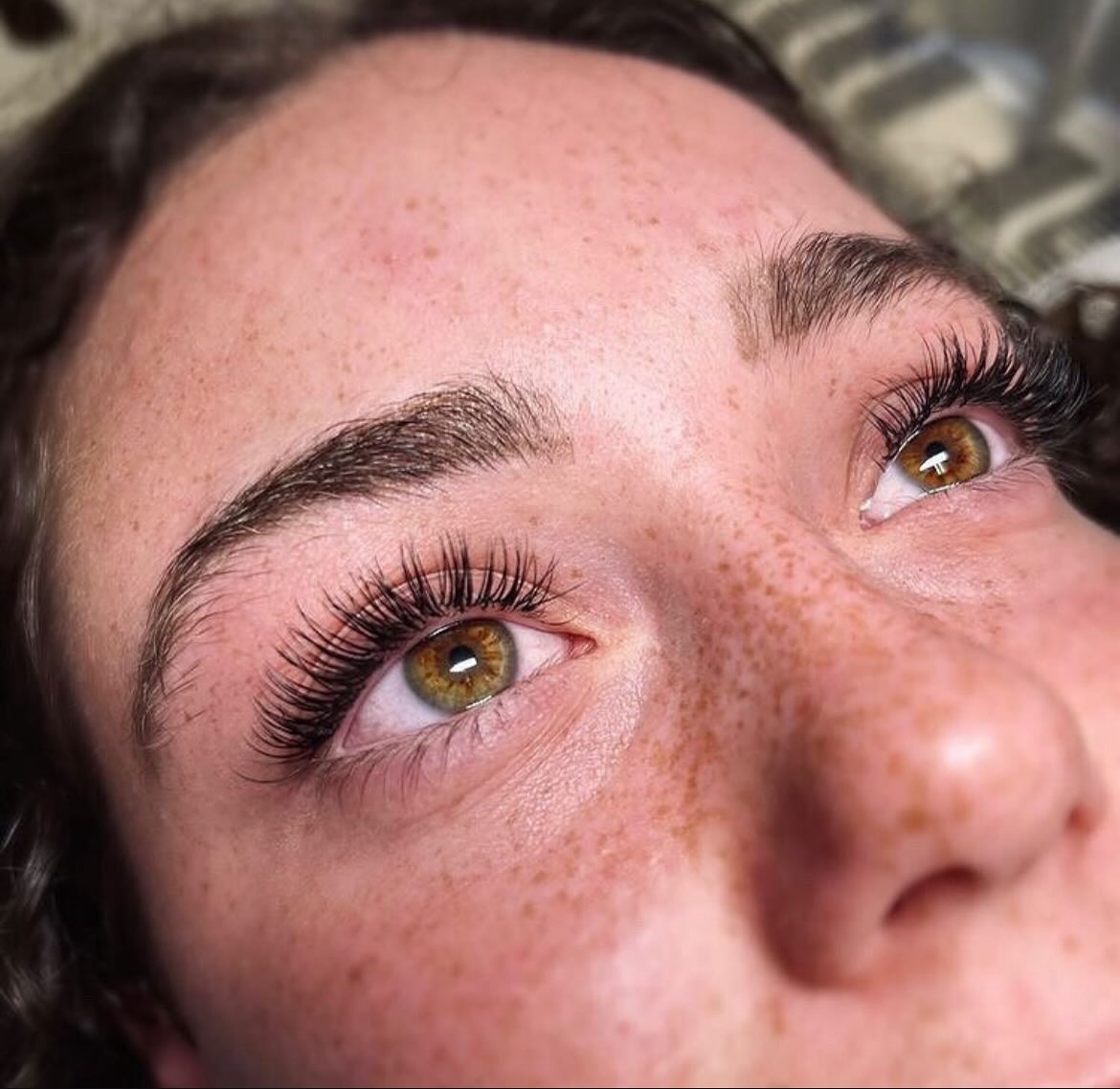 Effortlessly stunning! 💋THE CLASSIC SET: Perfect for those who love a subtle yet stunning look, this set will have you feeling confident and radiant every day.💎 Perfect for every occasion. 🌸Artist: Melissa