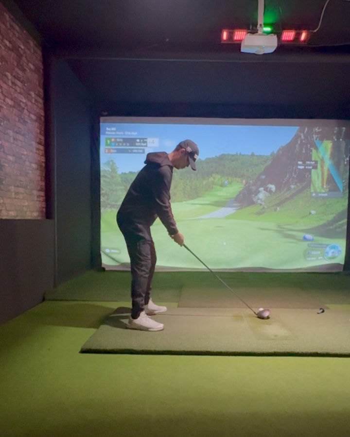 Play a par 5 with me โณ๏ธ simulator putting is tough