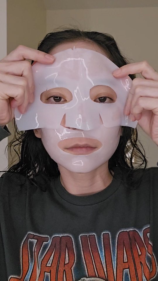 Of course I had to the viral collagen leave on masks. I left it on for 4.5 hours and it was pretty dry as you can see when I removed it. I haven't tried leaving it on overnight yet but I think once it's dry, you're good to go.
My skin felt super soft and hydrated and looked smooth and glassy. I will definitely continue to use these! Especially before an event or special occasion.
Have you tried any other brands? Which is your favorite? Comment below! 👇