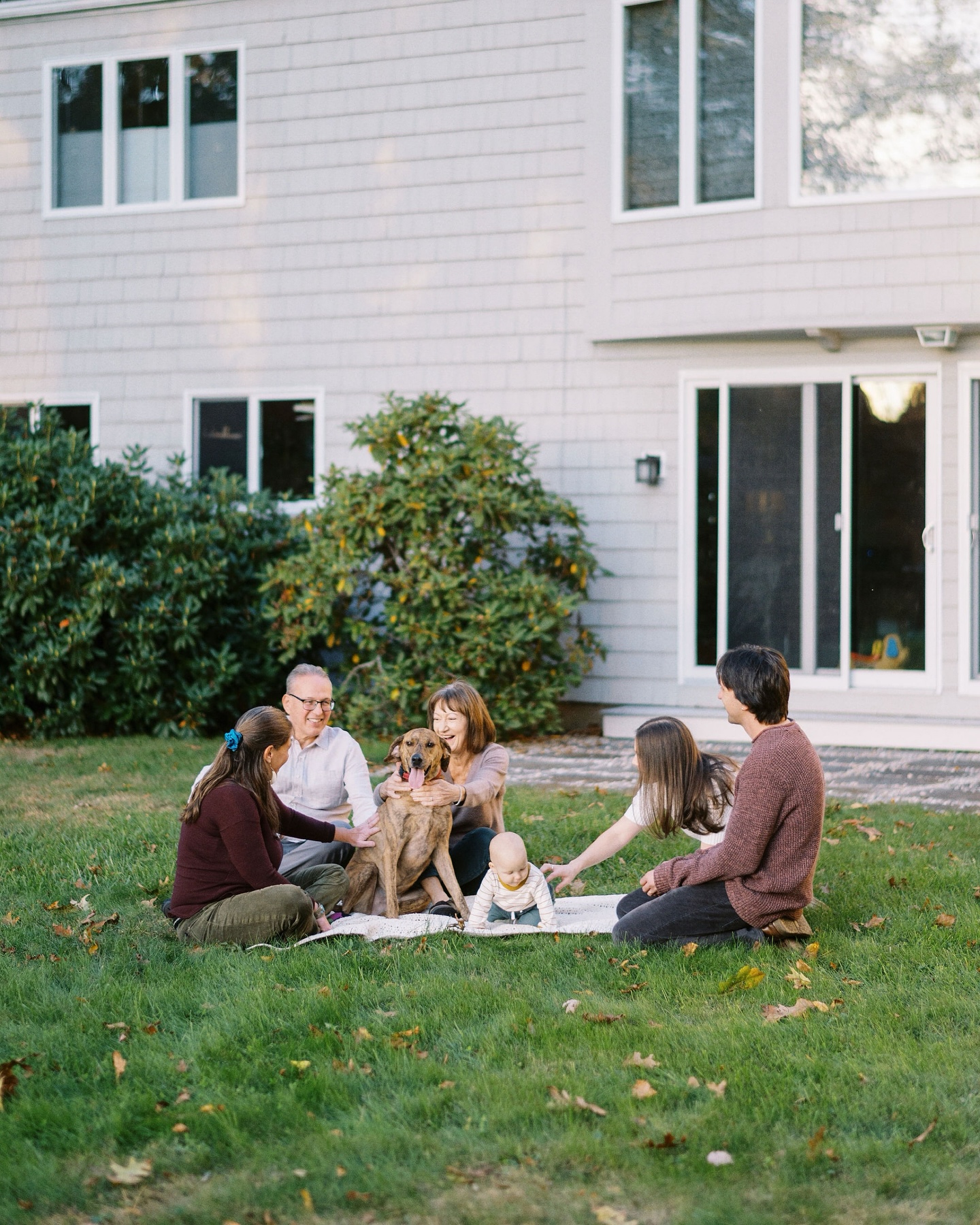 Started my day off right today with a maternity/ gender reveal this morning. Which I cannoooot wait to share with you all. Patience, Serena … It was warm, cozy and just what the doctor ordered after all these freezing and windy days. Now however, I daydream of the warmer days already. It’s only January ahhhh!
Thinking back to the warm evenings … naked feet on the grass and chasing cheeky, giggling kids with my camera to get the perfect shot. You know, the annual thoughts going through possibly every photographers mind during the months of January, February March and sometimes April 😀
This shoot you see here was a hoot. As the family sat down with baby, the family dog got the most hilarious zoomies and ran across the lawn an approximate 57544 times, nearly taking me out in the process and it honestly just the best lighthearted and wholesome evening. Such fond memories.
I still think that you just can’t get that homey, chill atmosphere anywhere but at home! (Or in this case a family home ;-)
So for 2025, maybe let’s meet at your place and do something new!