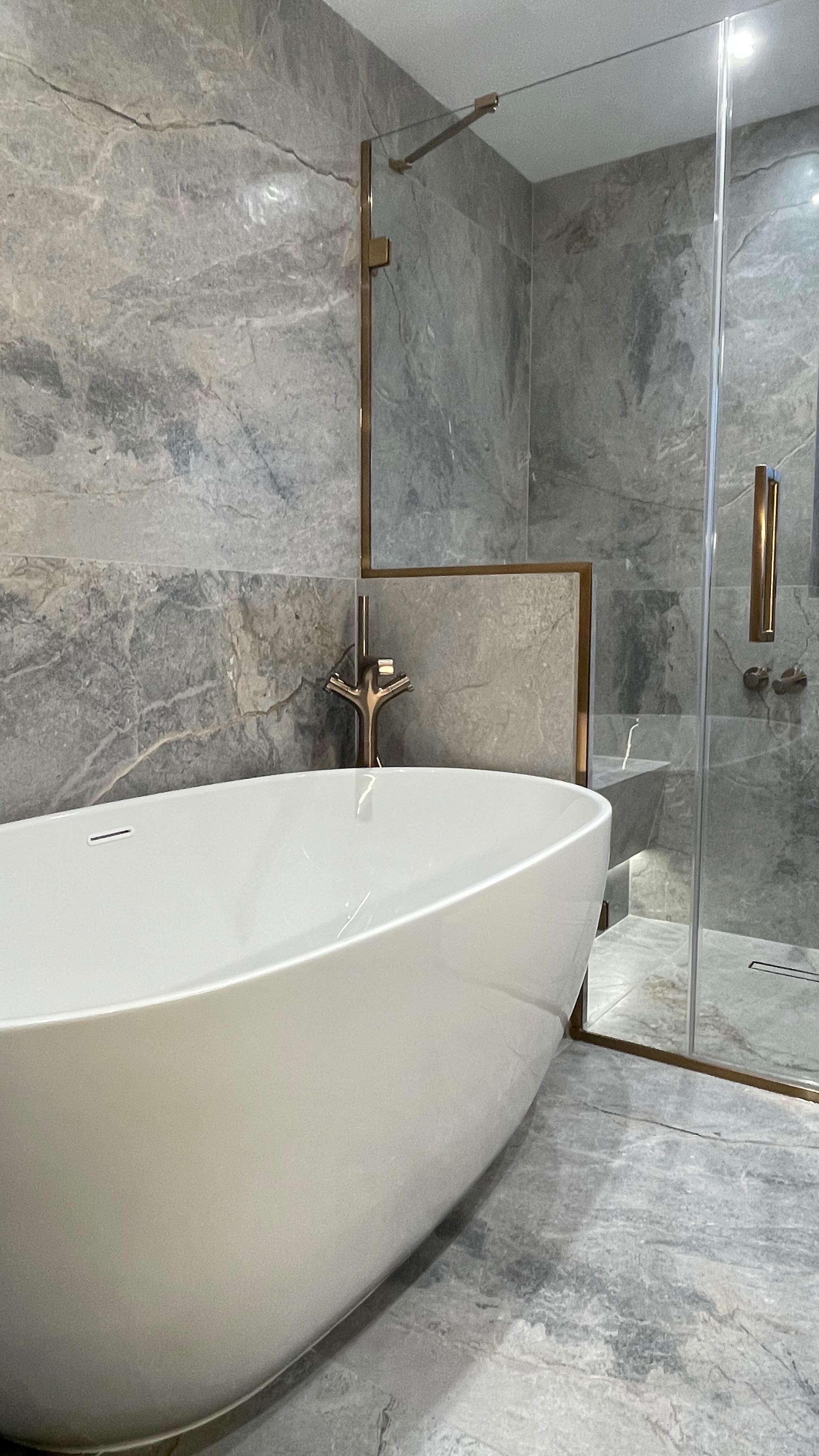 ✨ Things you didn’t know you needed in your bathroom ✨ Transform your space into a sanctuary with these must-have upgrades. Luxury is in the details! 🛁💎 #BathroomGoals #LuxuryLiving #InteriorInspo
Designed & Supplied @shethsinteriors