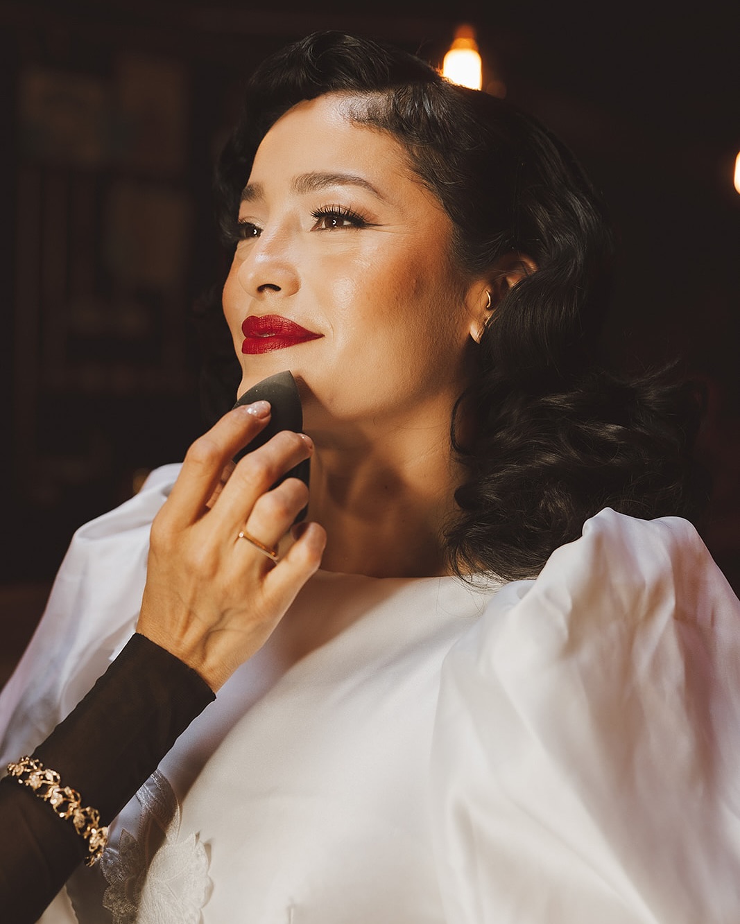 • 𝙾𝚕𝚍 𝙷𝚘𝚕𝚕𝚢𝚠𝚘𝚘𝚍 𝙶𝚕𝚊𝚖
• Karri @beautyby_karebear mon petit rayon de soleil qui a été super méga enthousiaste dès que je l’ai contactée, et qui m’a présenté Demi et son amoureux pour ce projet. Je ne pouvais clairement pas rêver mieux !
• Depuis toujours, je suis en totale admiration pour les looks hollywoodiens, les tenues, et les coiffures parfaitement exécutées. C’est aussi l’une des grosses tendances à Vegas, et l’une des spécialités de Karri.
• Un teint parfait assorti d’un rouge éclatant pour sublimer notre jolie Demi. Un barrette qui scintille de mille feux, et le tour était joué !
• Vous aimez ?
• Et vous, c’est quoi le style qui vous fait rêver ?
@tohaveher @curlsfilms @velveteenrabbitlv @alittlewhiteweddingchapel @theloveladyofficiant @hellbenthitchings @beautyby_karebear @peachwolfe
@maisonladuree @demi_tigresa & Andres @florallab_vegas @royalridesvegas @aimedeuxfois
———
• Karri @beautyby_karebear, my little ray of sunshine, was super excited from the moment I reached out to her. She introduced me to Demi and her love for this project. I honestly couldn’t have dreamed of anything better!
• I’ve always been in total admiration of Hollywood-inspired looks—flawless outfits and perfectly executed hairstyles. It’s also one of the hottest trends in Vegas, and one of Karri’s specialties.
• A flawless complexion paired with bold red lips to enhance our beautiful Demi. Add a sparkling barrette, and voilà!
• Do you like it ?
• And what about you ? What style makes you dream ?
#hollywoodglamour #vintagestyle #vintagefashion #vintageclothing #retroglam #glamouraesth #lasvegaswedding #lasvegasmua #lasvegasmakeupartist #elopmentwedding #weddingplanner #weddingplannerfrance #elopementplanning #lasvegasweddingplanner #mariage #mariagelasvegas #simonerocha #lanadelrey #lanadelreystyle #bridetobe #rocknrollbride