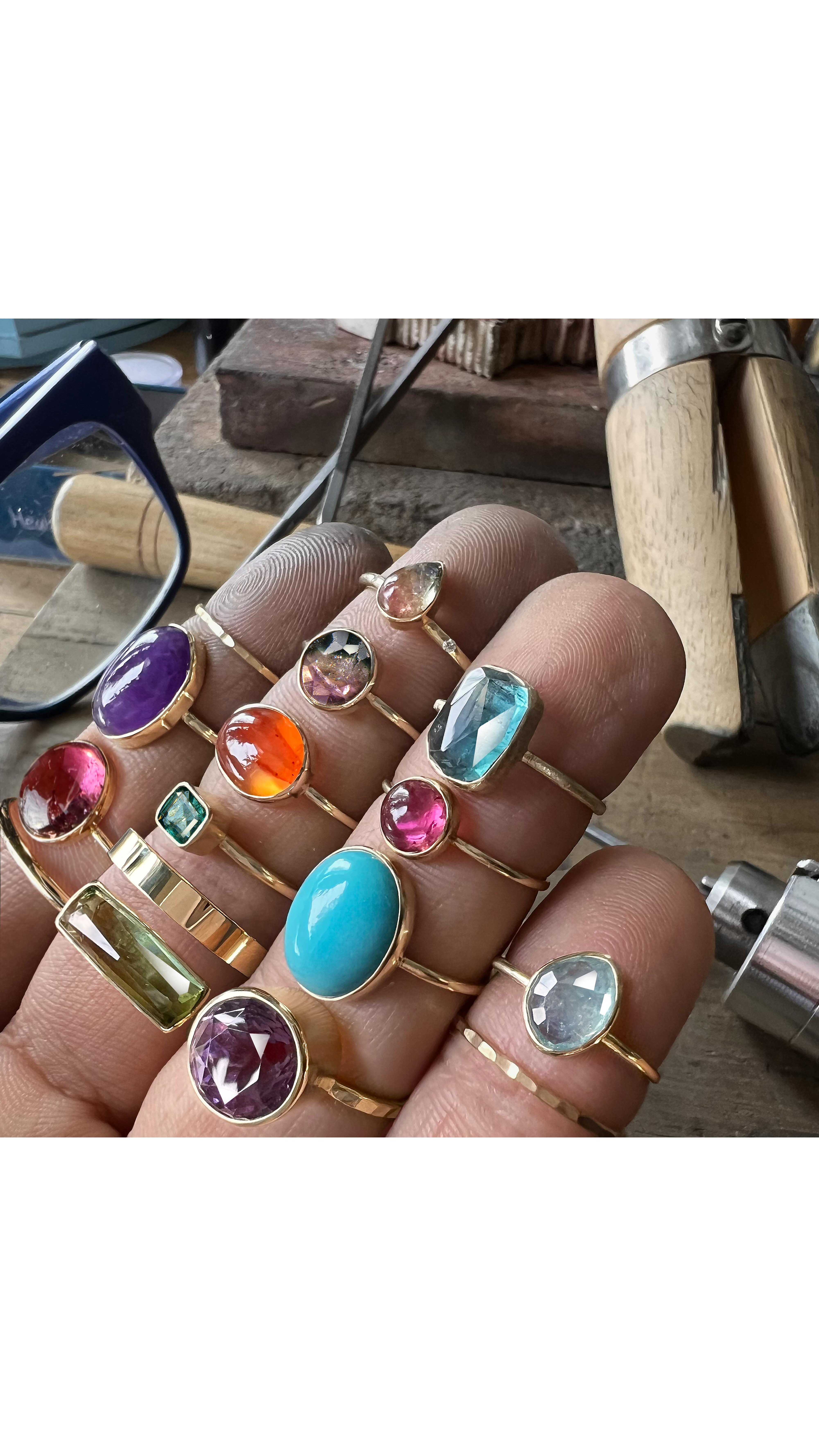 Dzieńdoberek! 🥳
Wciąż jeszcze w klimacie podsumowań minionego roku 2024 postanowiłem zebrać i złożyć dla Was filmiki, które przedstawiają gotowe pierścionki, zaraz po ostatnich szlifach, a tuż przed wysyłką 👏
Mam zwyczaj nagrywać i fotografować każdą partię. I muszę przyznać, że obfitość tych materiałów z całego roku nieźle mnie zaskoczyła! A selekcja i przygotowanie wymagały sporo więcej czasu niż założyłem. Całość znajdziecie w relacjach niebawem 😵💫😅
Wszystkie te kolorowe cuda goszczą już wygodnie na Waszych palcach. A dla mnie pozostają wspominki nad zdjęciami i ciągle tworzenie nowych ✨🧙♂️
2025 już rozkręca się na dobre! 💫
Będą nowe złote cuda, nowe formy, nowe projekty, nowe akcje!
I będzie jeszcze bardziej kolorowo! 🌈💍🔥
Tymczasem podsumowując jeszcze raz miniony rok, przejrzyjcie sobie te barwne skarby 🤩
:::
Konsekwentnie, jak wcześniej, życzę Wam i sobie w tym roku życzliwości, cierpliwości i uważności. To załatwi wiele spraw i uprzyjemni wiele sytuacji. Tych trzech nigdy za wiele!
I miłości, koniecznie 😌💚✨
I niech się darzy! 💫💫💫
:::
Do siego roku 2025! 🥂🍀🥳
:::
.
.
.
.
.
#ilovemyjob #bartoszciba #jewelrydesigner #bartoszcibajewelry #finejewelry #nowyrok2025 #mineralmagic #2024 #nazamówienie #czarymary #kolorowepierścionki #magicznypierścionek #custommade #minimalistjewelry #podsumowanie2024 #podsumowanieroku #pierścieńarabelli #myprecious #minimalist #2024collage #wishcometrue #ooak #perfectimperfection #madetoorder #ooakjewelry #makeawish #magiasłońca #2024recap #pierścioneknazamówienie #dosiegoroku