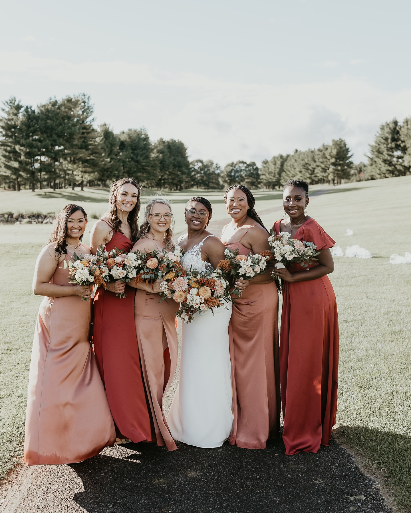 A perfect soft September floral colour palette - burnt orange, peach, and neutral/cream florals with eucalyptus accents.
šø@rickysandophotography