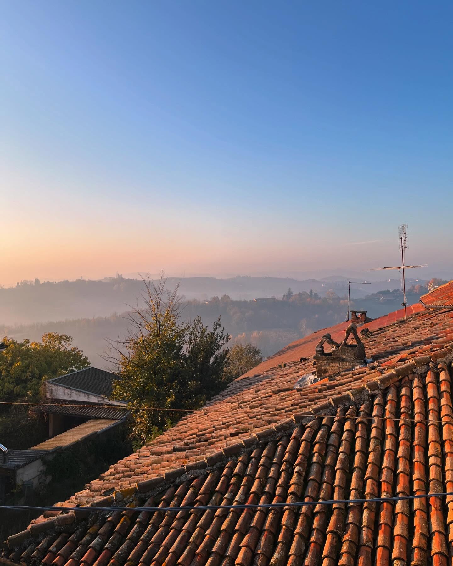 An ok morning view ☕️
•
•
•
#piedmont #piemonte #castellodivaglio #asti #italy #italien #goodmorning