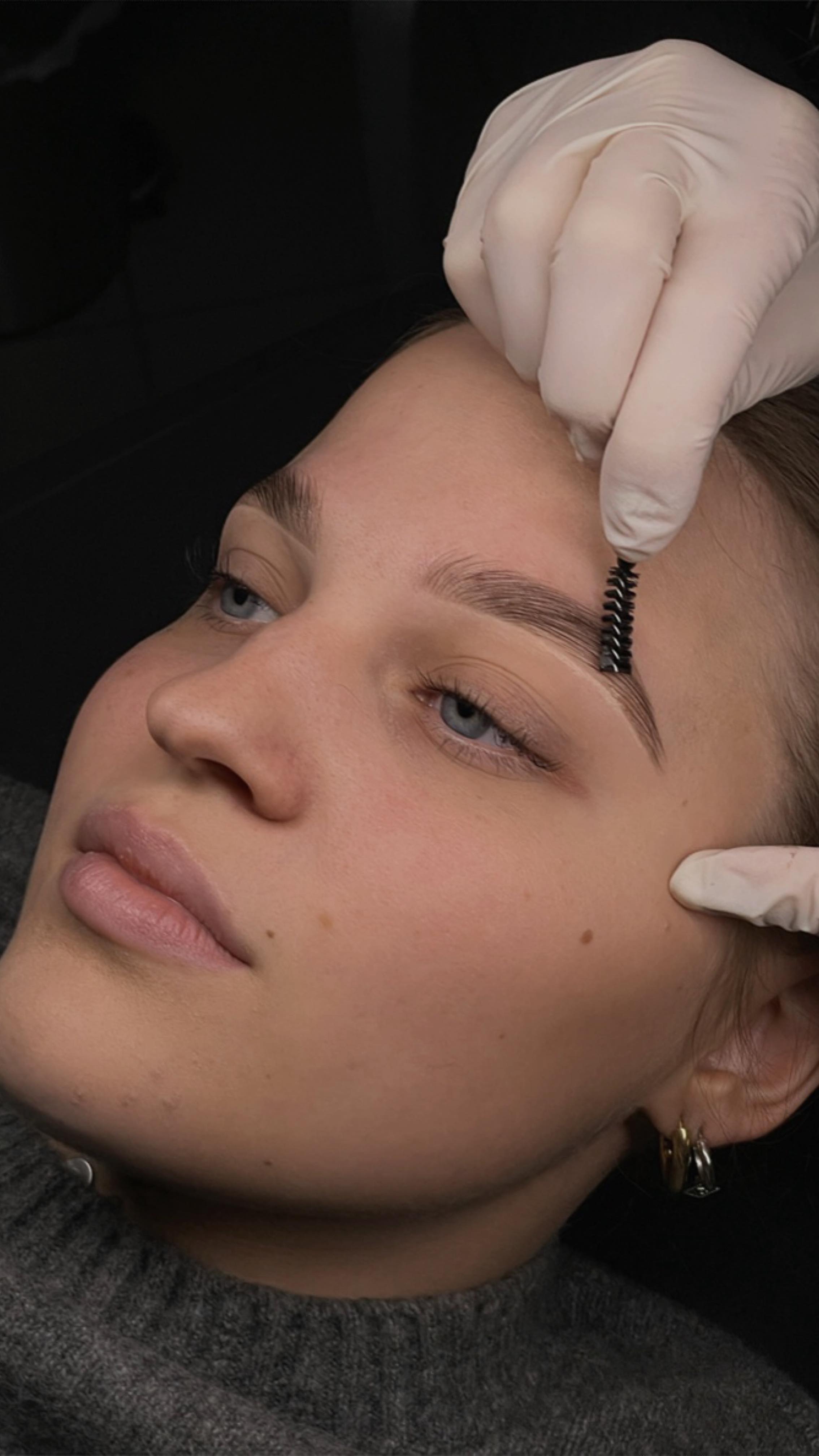 Euer Liebling für perfekte Augenbrauen! 💕
Unser beliebtes Brow Styling Wax – die ideale 2-in-1-Lösung für Pflege und Styling. Mit hochwertigen Inhaltsstoffen wie Bienenwachs, Keratin, Vitamin E und Vitamin B5 sorgt es für gepflegte, gestärkte und perfekt gestylte Brauen. ✨
Ein Produkt, das alles kann: Fixieren, Pflegen und den ganzen Tag Halt geben.
🛒 Hol dir jetzt dein Must-have für deine Beauty-Routine!