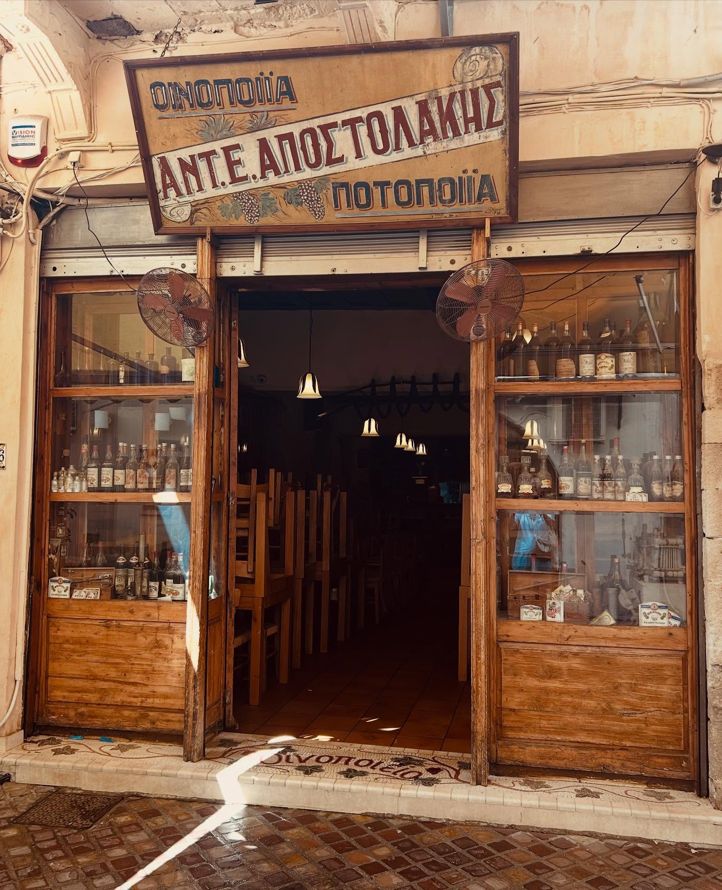 FR: Ce qui m’émerveille en Grèce c’est sa diversité et richesse. Quelque soit le voyage dont vous rêvez, la Grèce vous l’offre généreusement: luxueux, simple, itinérant, reposant ou un peu de tout. C’est justement pour ça que j’adore mon métier, je peux partager tous ces aspects de la Grèce avec vous 🇬🇷. Encore merci pour vos nombreuses demandes. Oohmygreece c’est vous ❤️. ENG: The diversity and richness of Greece move me deeply. Do you aspire to a luxury vacation? Or to a more simple one? Is it one or many destinations you wish to discover? Greece has all the answers. I love my job exactly for this reason, I can share all my greek passion and secrets with you 🇬🇷. Thank you again for your numerous requests, Oohmygreece is you ❤️ #greece #vacationingreece #vacancesfamille #travelwithkids #travelcoach #traveldesigner #discovergreece #lovegreece #earlyvacationplanning